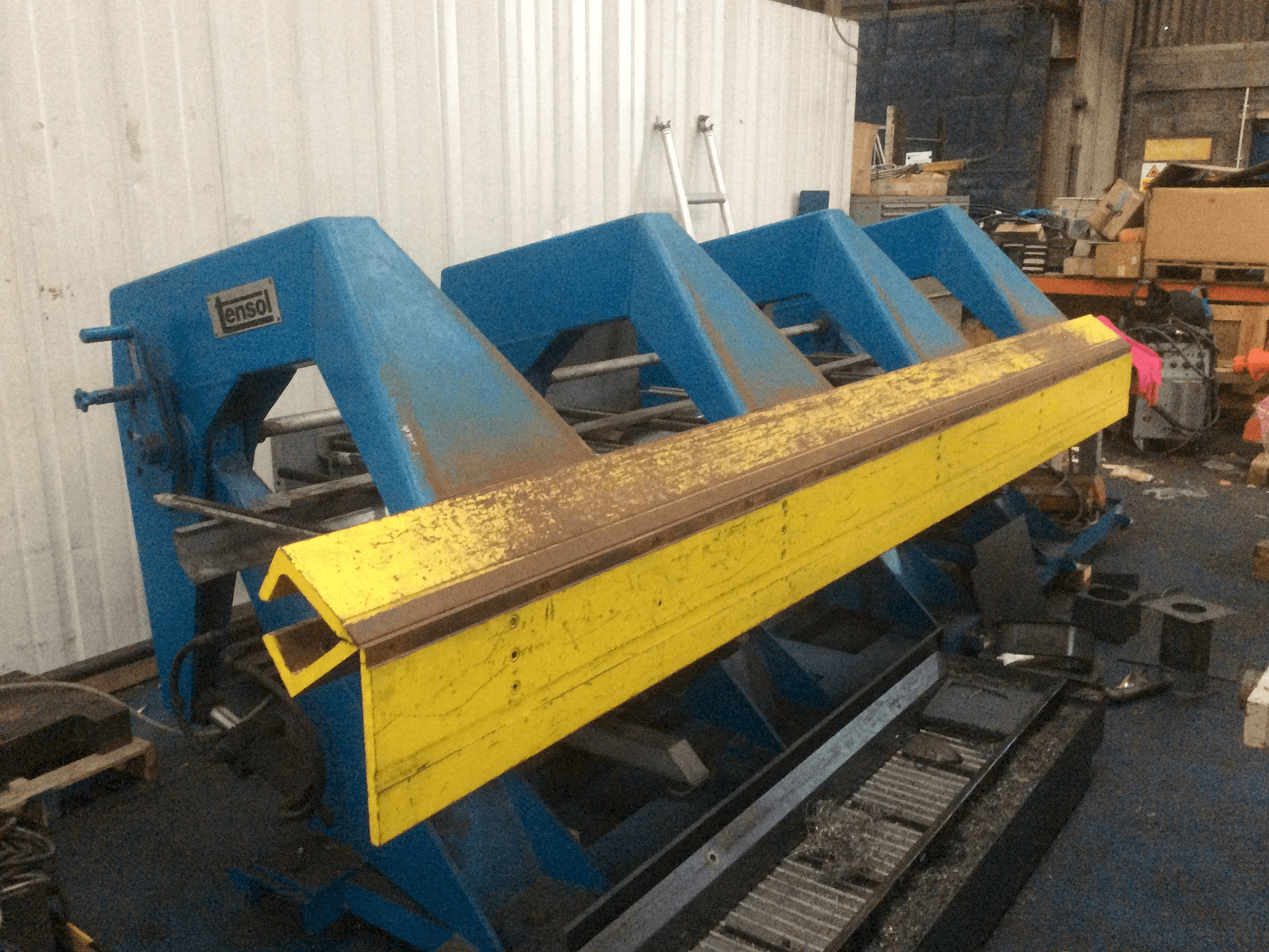 Mašīnas Tensol P200-4 pretskats