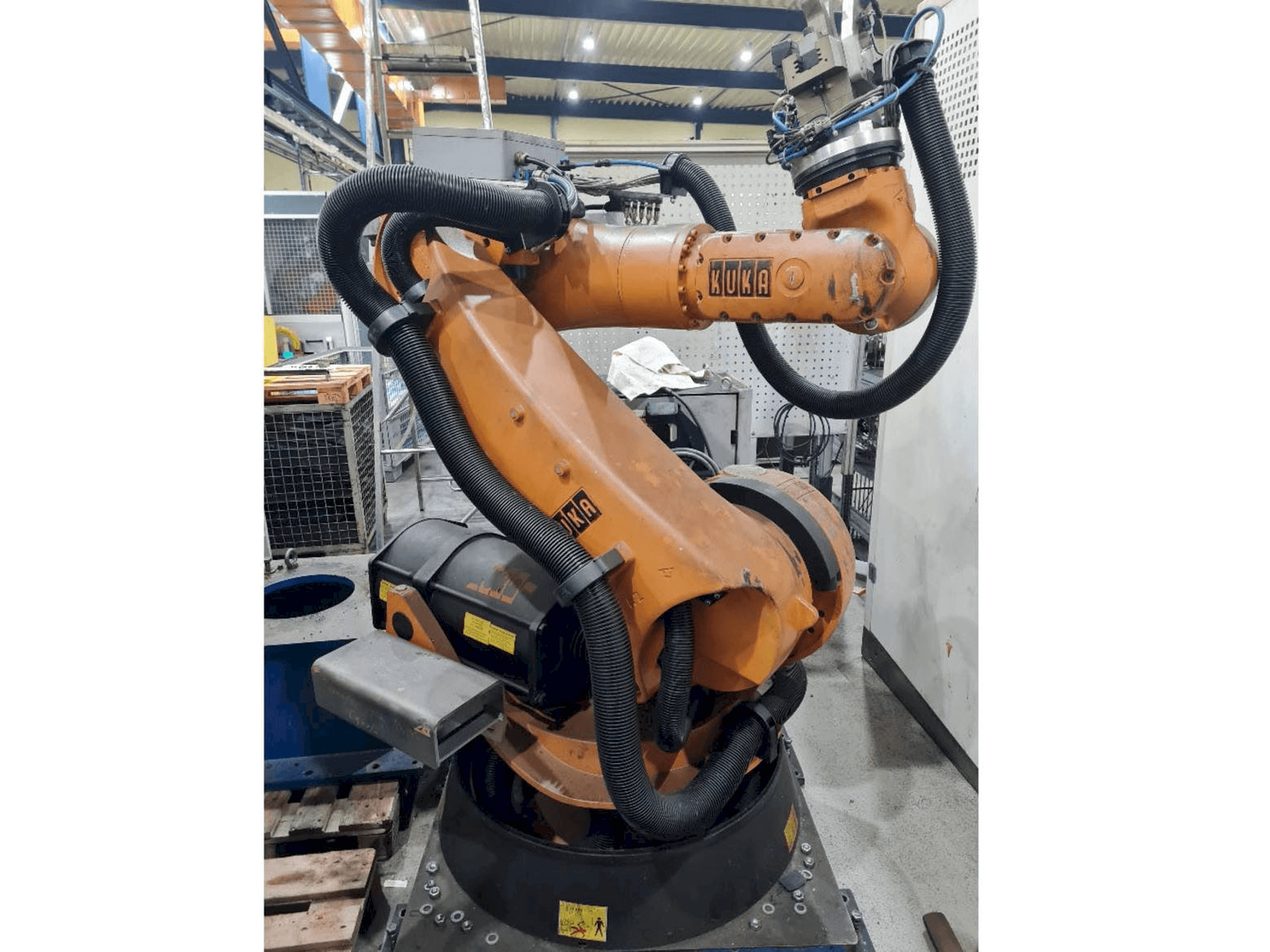 Mašīnas KUKA KR C2 KR100 comp pretskats