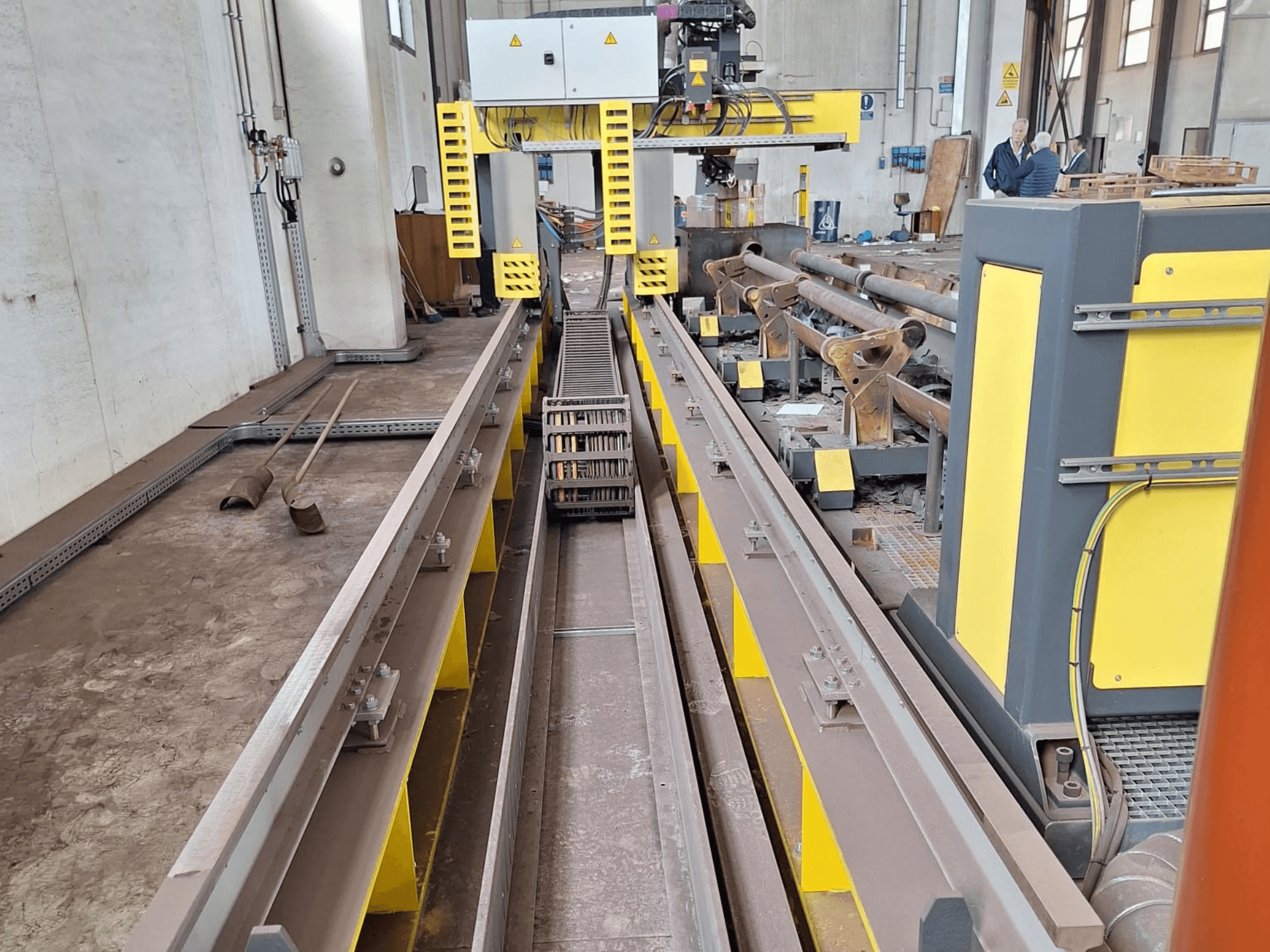 ESAB SUPRAREX 3100 SXE HD 1000 cauruļu griešanas iekārta no priekšpuses, kurā redzamas sliedes, griešanas galva un dzeltenie drošības elementi.