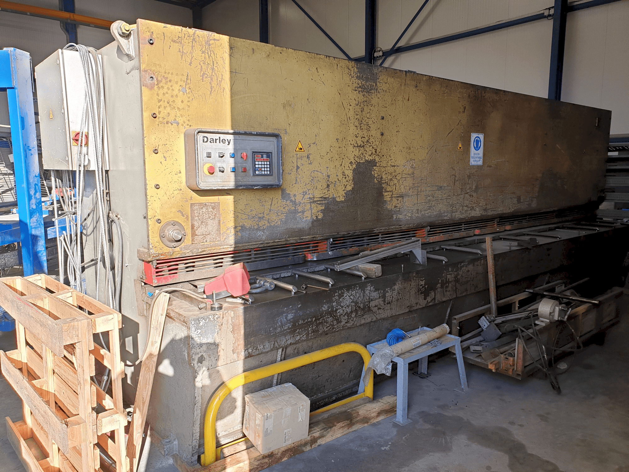 Mašīnas Darley VS 6100X8 skats no kreisās puses