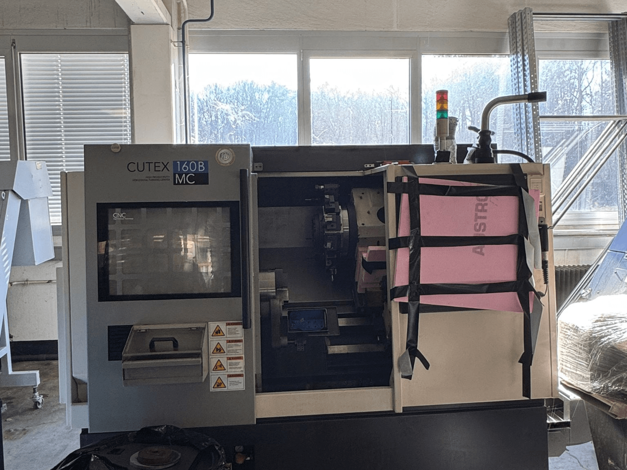 HWACHEON CUTEX 160 B VDI horizontālās virpošanas mašīnas priekšskats ar vadības pulti un dzesēšanas šķidruma tvertni, kas aprīkota ar drošības gaismu.