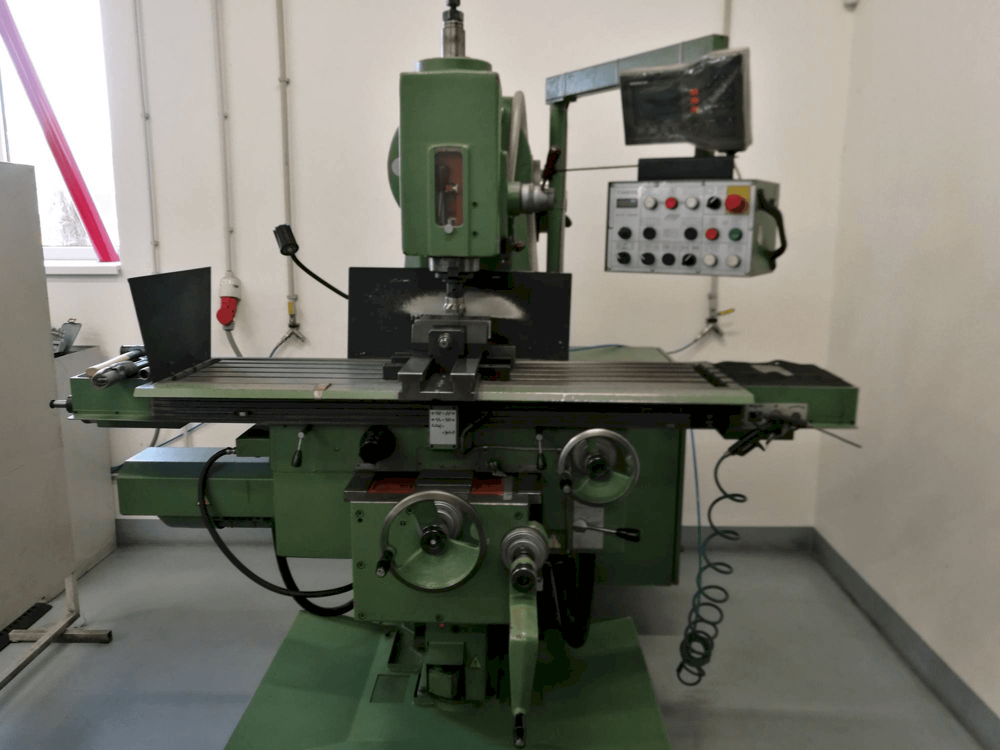 Mašīnas TOS FGV 32 pretskats