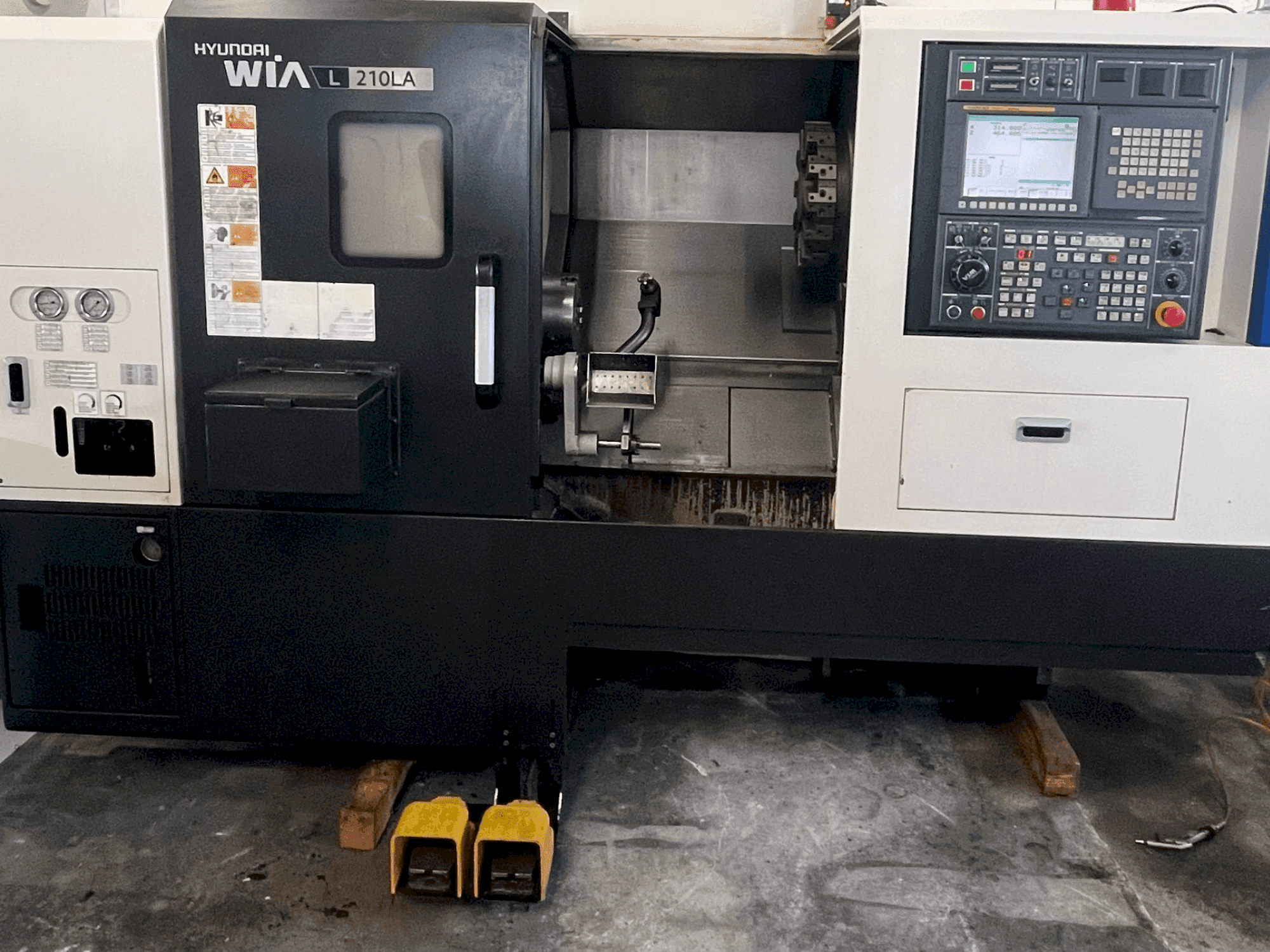 Mašīnas HYUNDAI KIA L 210LA pretskats