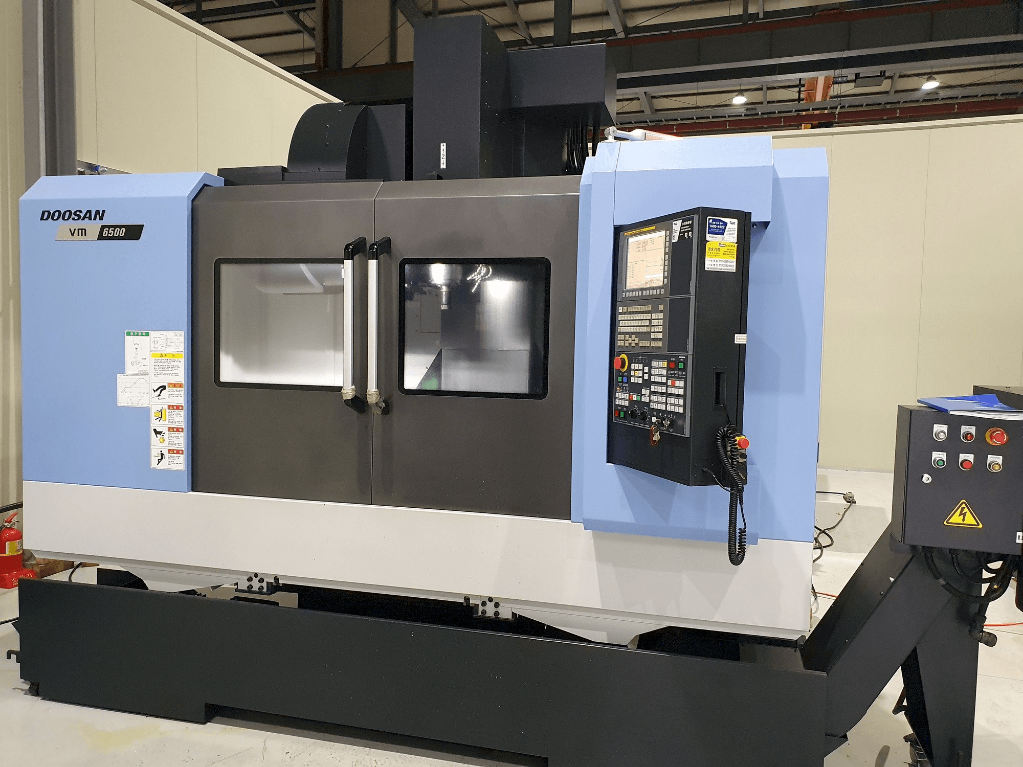 Mašīnas Doosan VM6500 pretskats