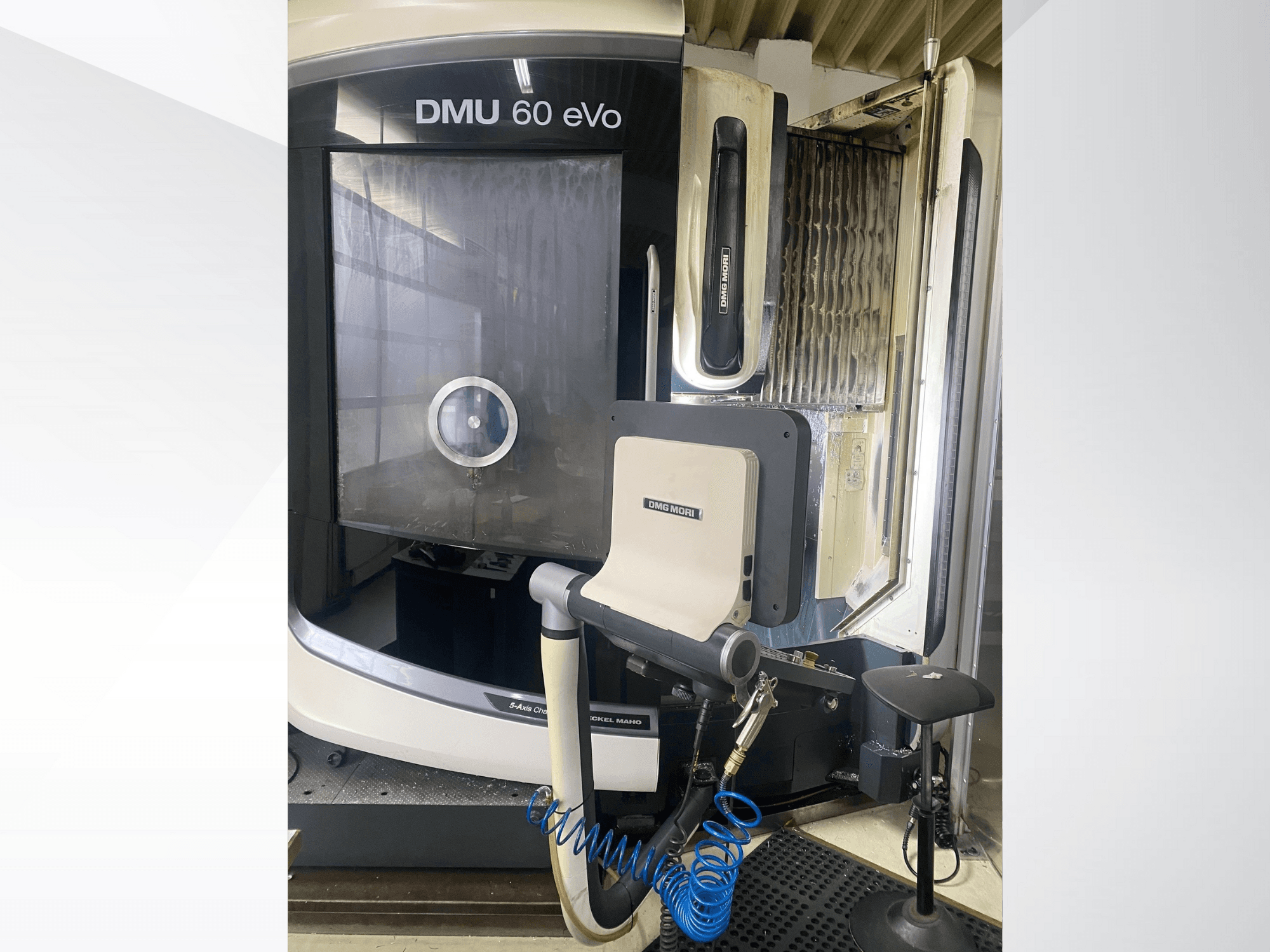 DMU 60 eVo CNC frēzmašīna, priekšējais skats, vadības panelis un instrumenti, ideāli piemērota precīzai apstrādei.