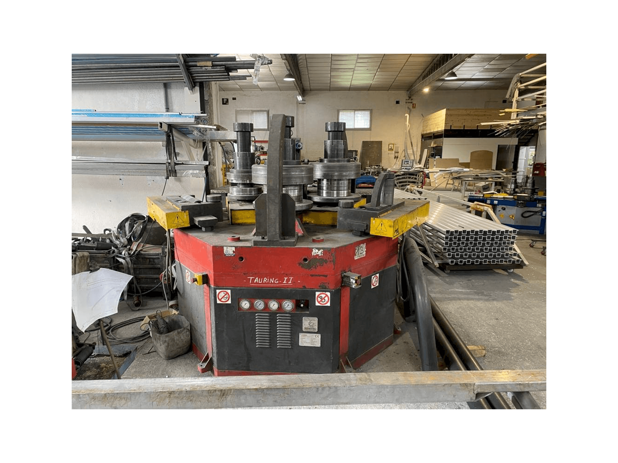 Mašīnas Tauring Alfa 200 pretskats