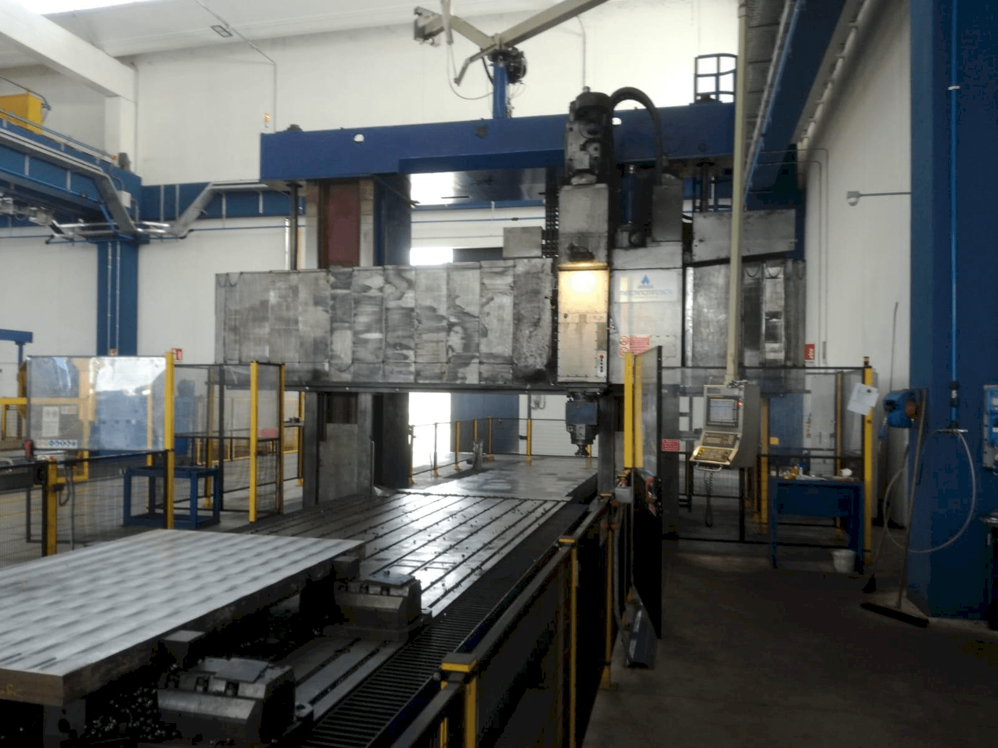 Mašīnas STANKO Fresa a Portale pretskats