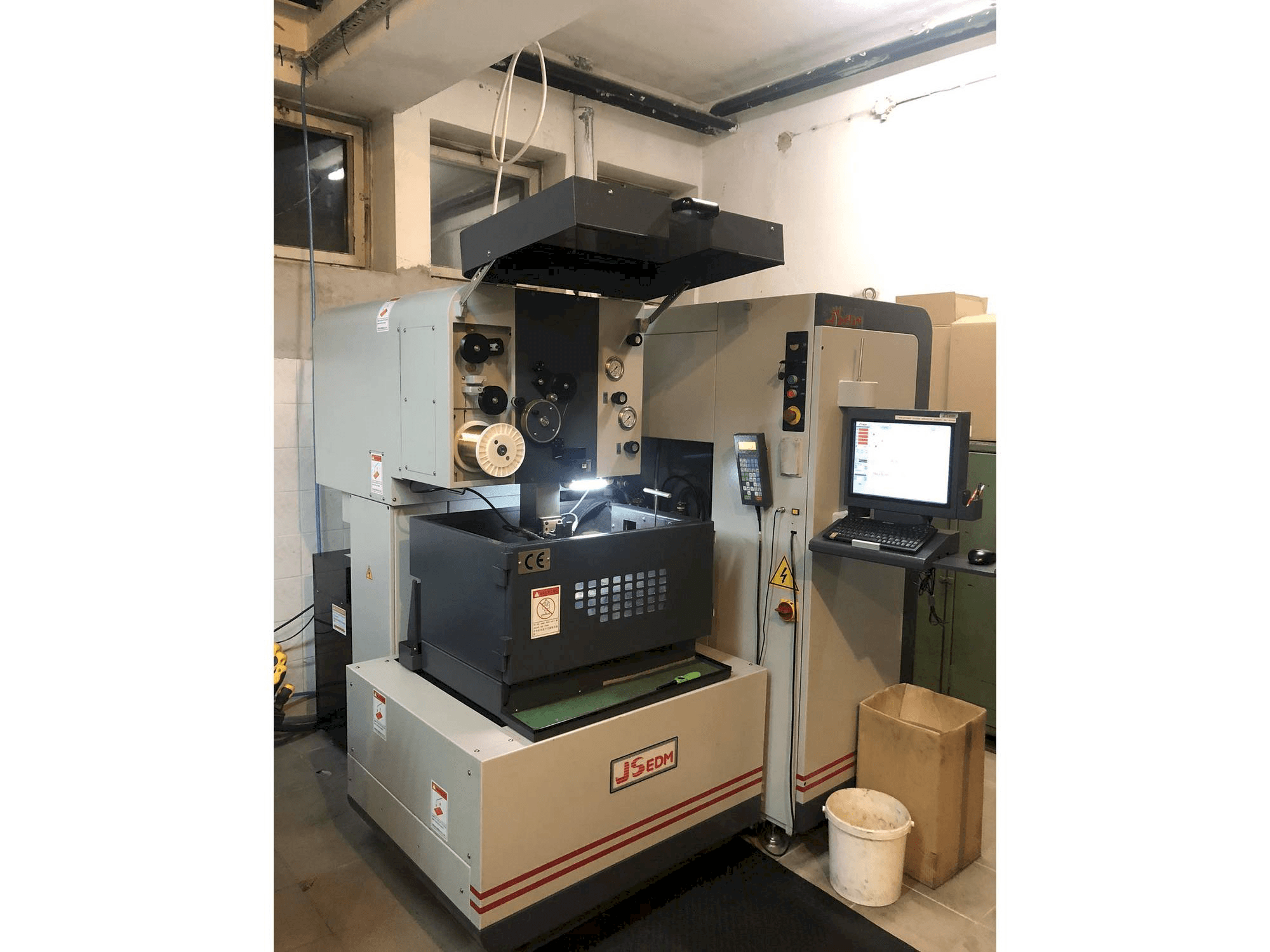 Mašīnas JS EDM Wi-200s pretskats