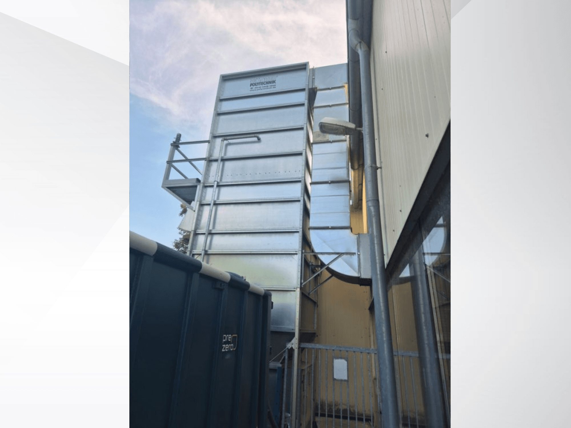 HOCKER Polytechnick MultiStar JP5 BrikStar c-3 18, skats no sāniem, kurā redzama metāla konstrukcija un cauruļvadi pret debesīm.