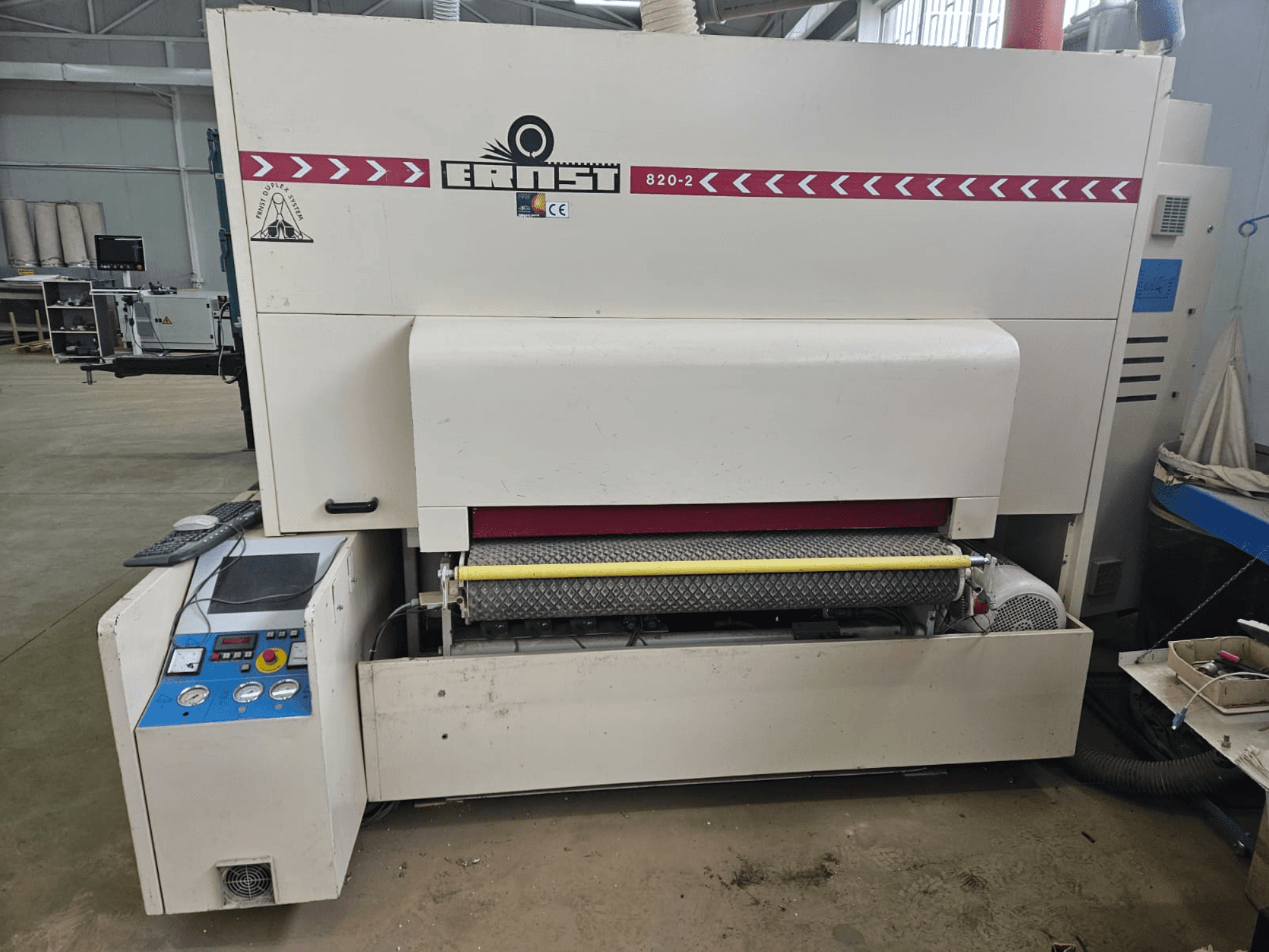 Ernst 820-2 kokapstrādes mašīna, skats no priekšpuses, ar vadības paneli un dzelteno veltni uz padeves.