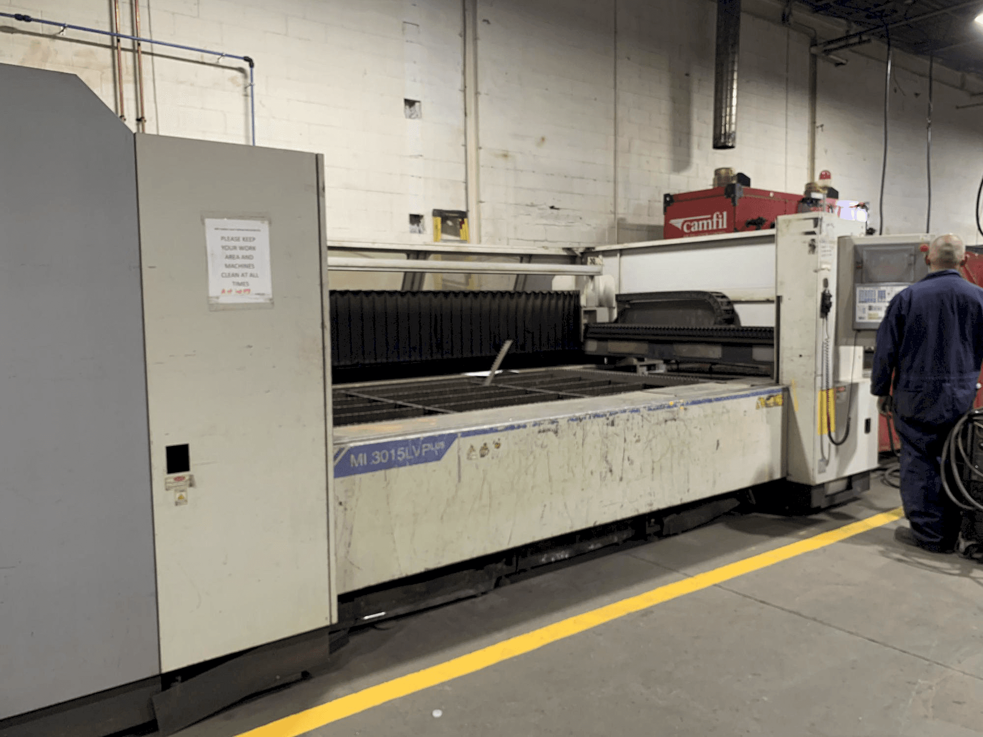 Mašīnas Mitsubishi LV 3015 PLUS kreisās malas skats