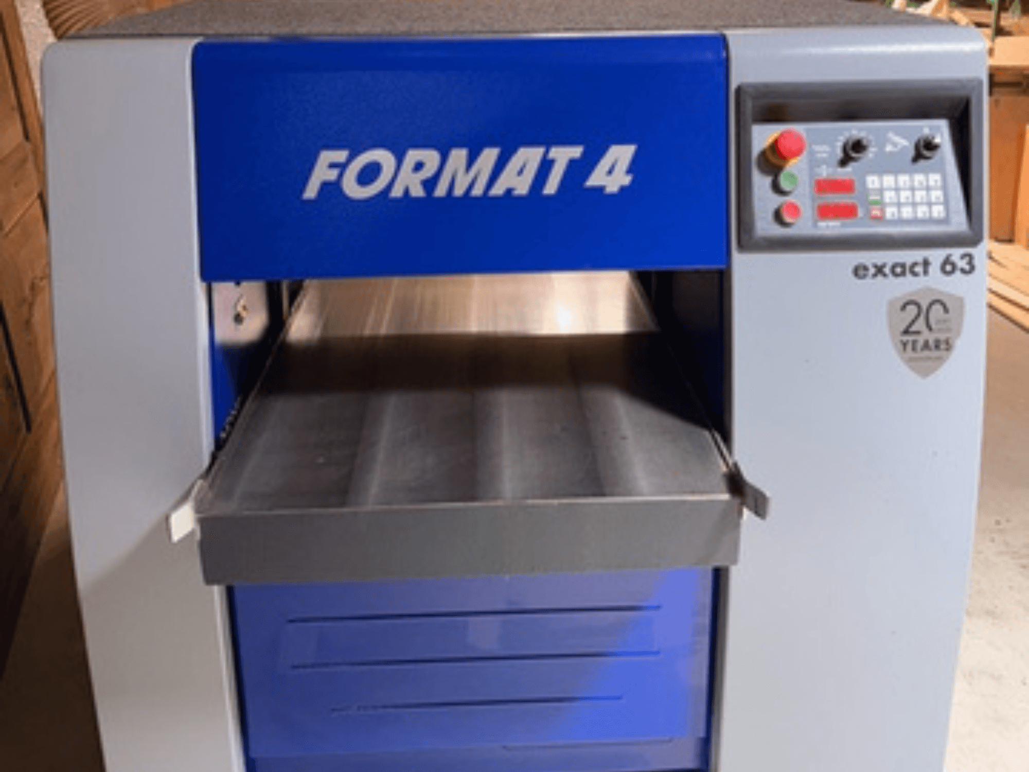 FORMAT 4 Exact 63 koka ēvele, skats no priekšpuses, ar metāla padeves galdu un vadības paneli ar pogām un displejiem.