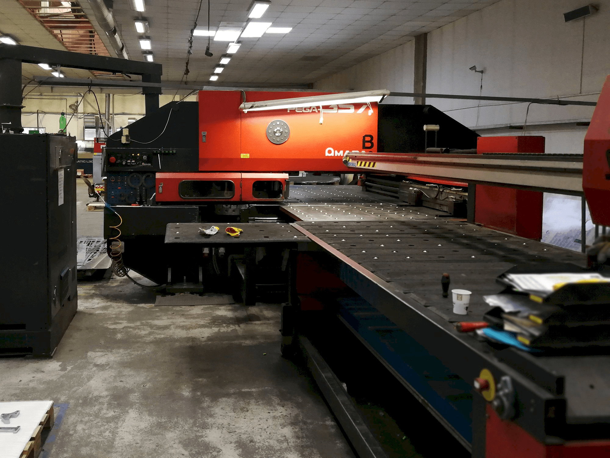 Mašīnas AMADA PEGA 357 pretskats