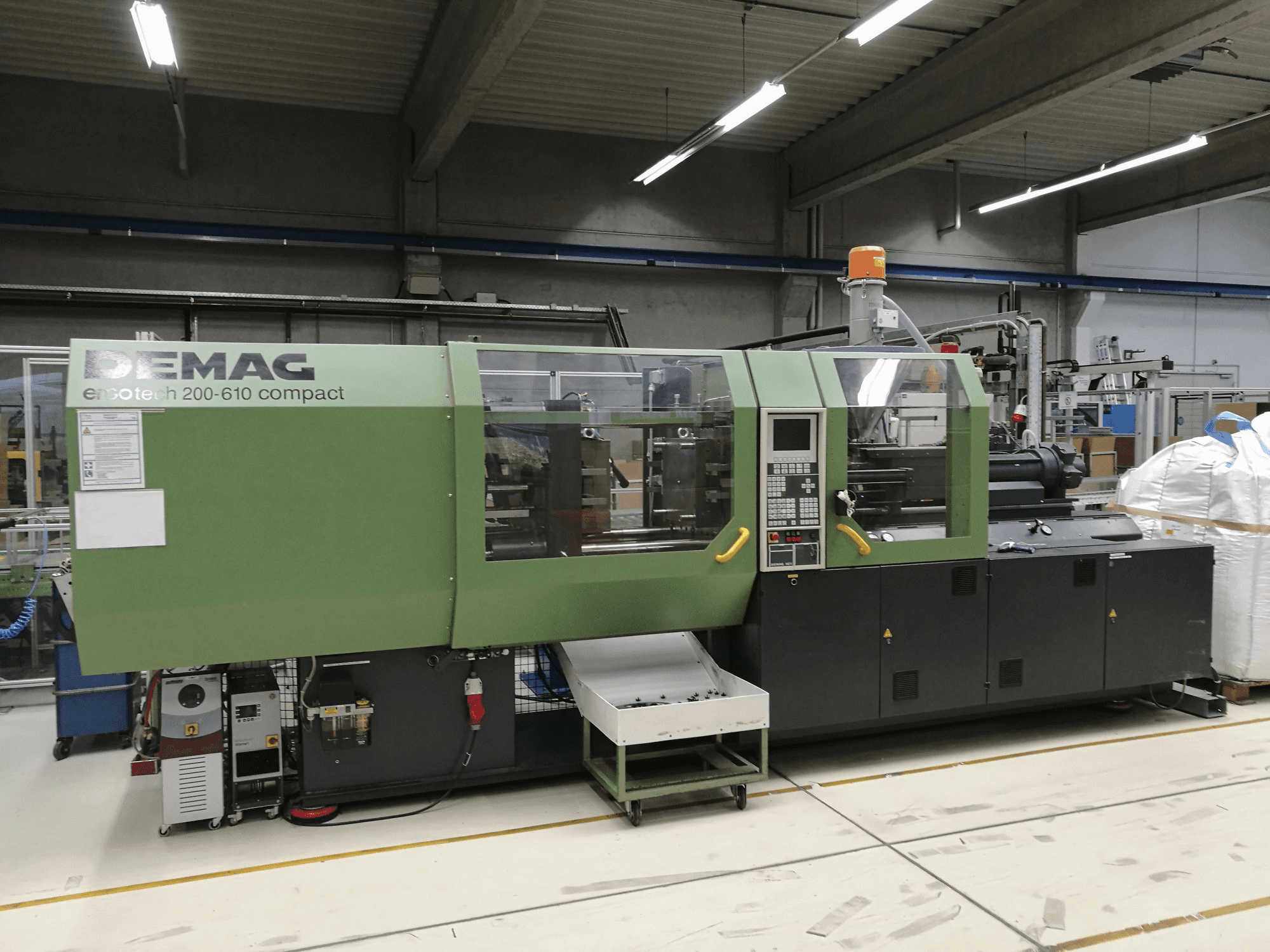Mašīnas DEMAG Ergotech 200-610 NC skats no kreisās puses