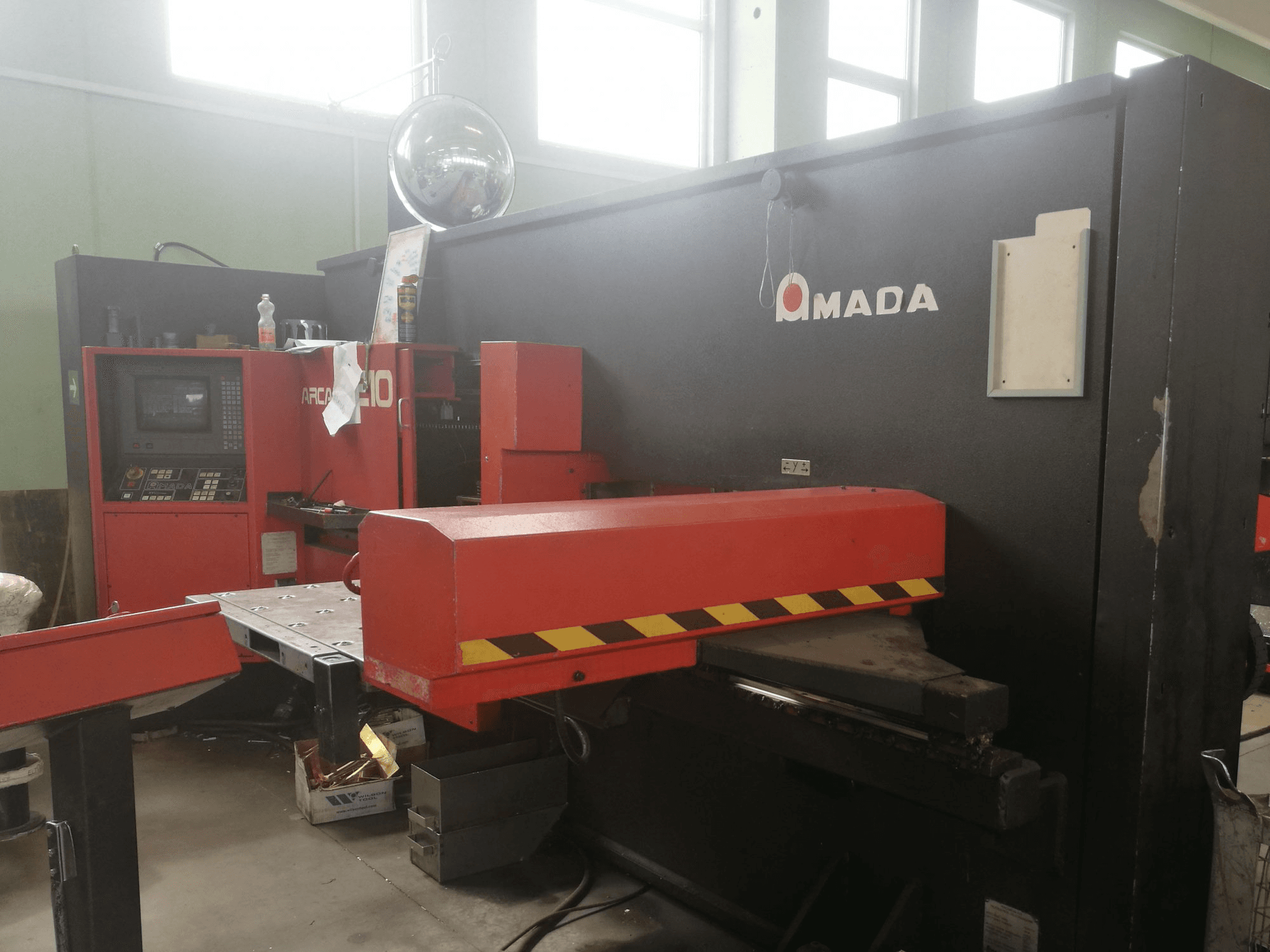 Mašīnas AMADA ARCADE 210 skats no labās puses