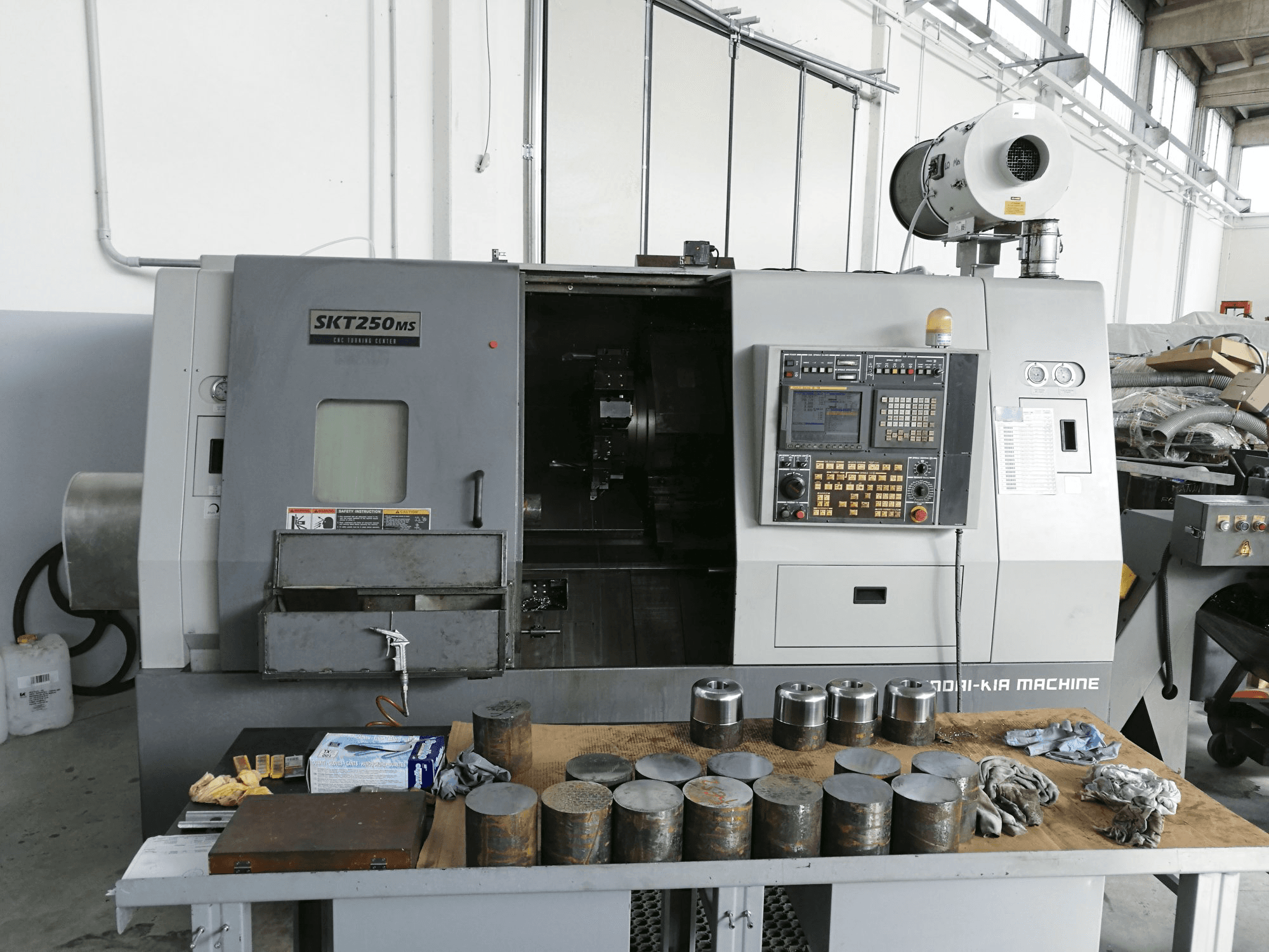 Mašīnas Hyundai Kia SKT 250 MS pretskats