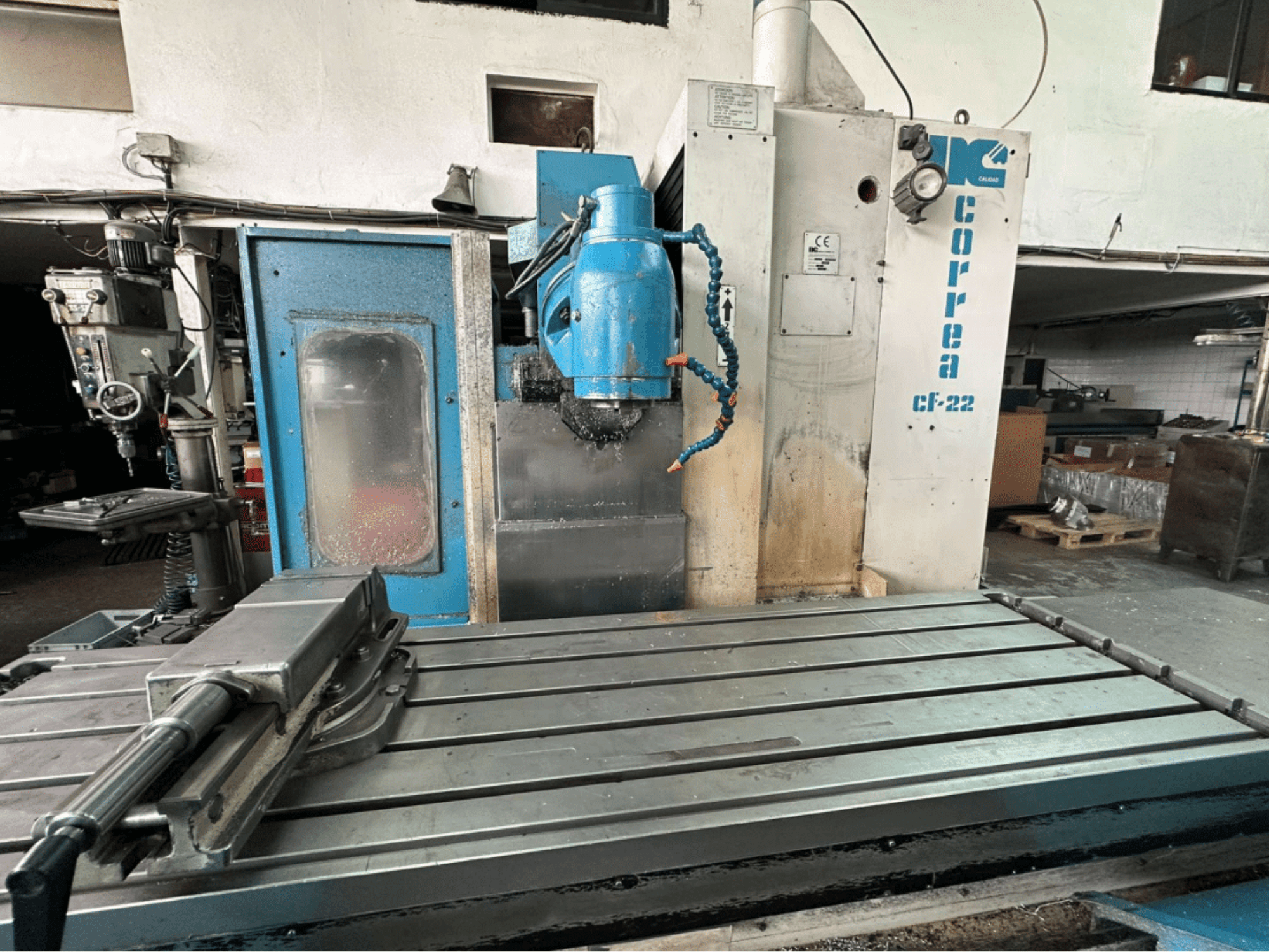 Correa CF-22 frēzmašīna, skats no priekšpuses; ar metāla darba galdu un zili baltu vadības paneli ar pogām.