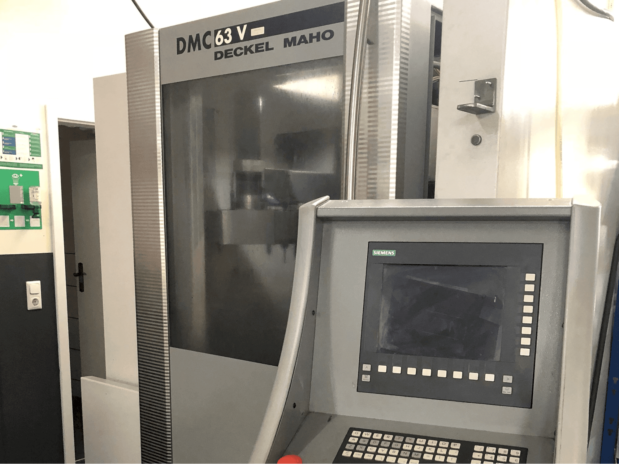 Mašīnas DECKEL MAHO DMC 63V skats no labās puses