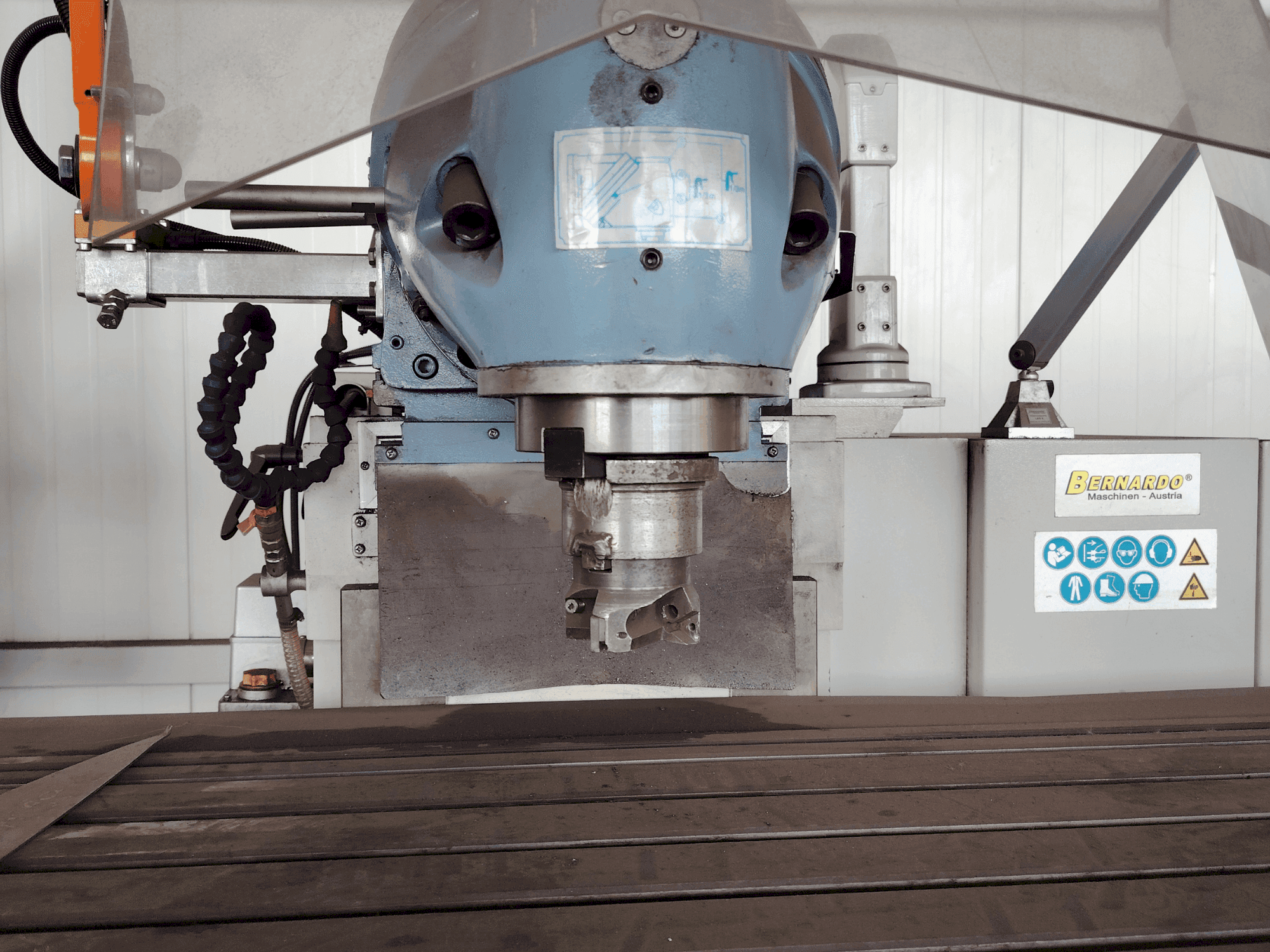 Mašīnas Bernardo Variomill FU 2000E Servo pretskats