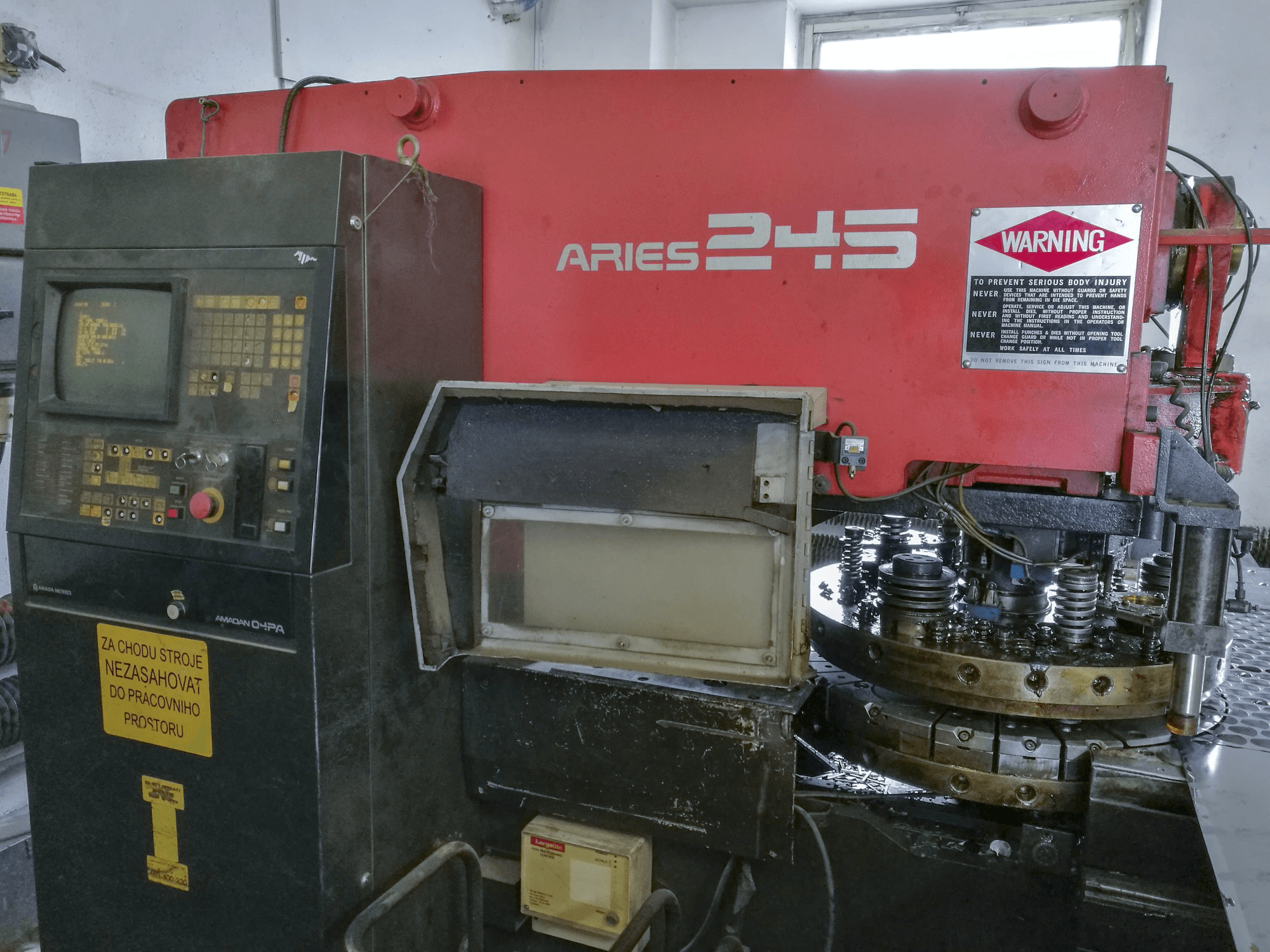 Mašīnas AMADA ARIES 245 pretskats