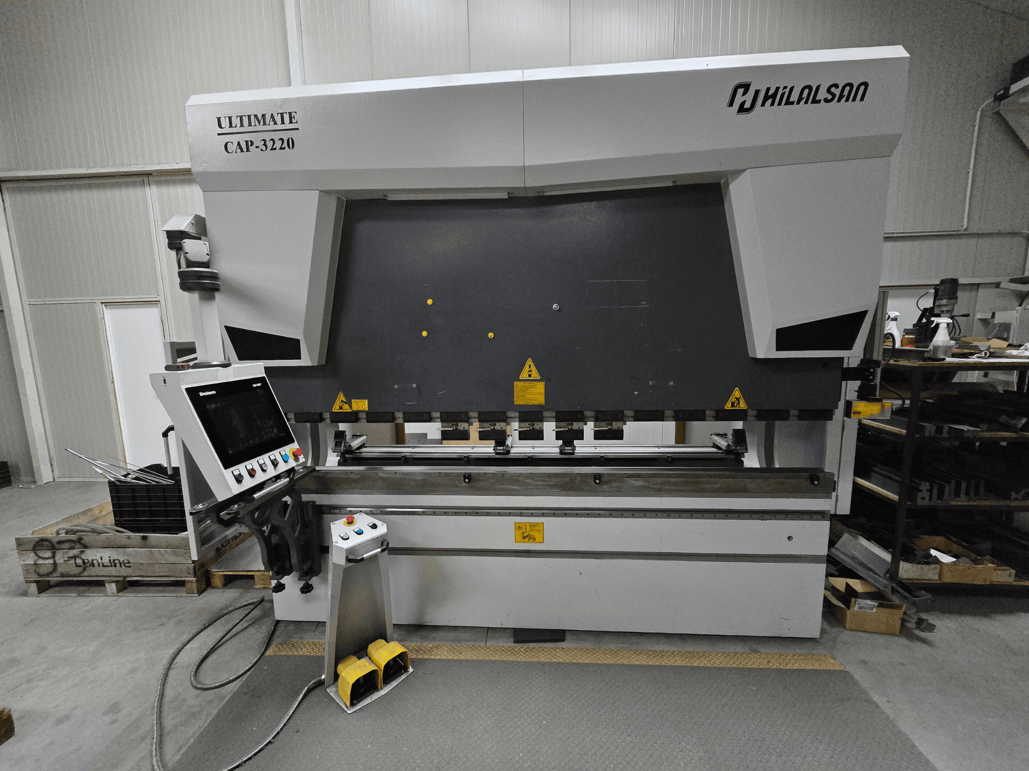Ultimate CAP-3220, Hilalsan, priekšējais skats uz metāla liekšanas mašīnu ar redzamu vadības paneli un kājas pedāļiem.