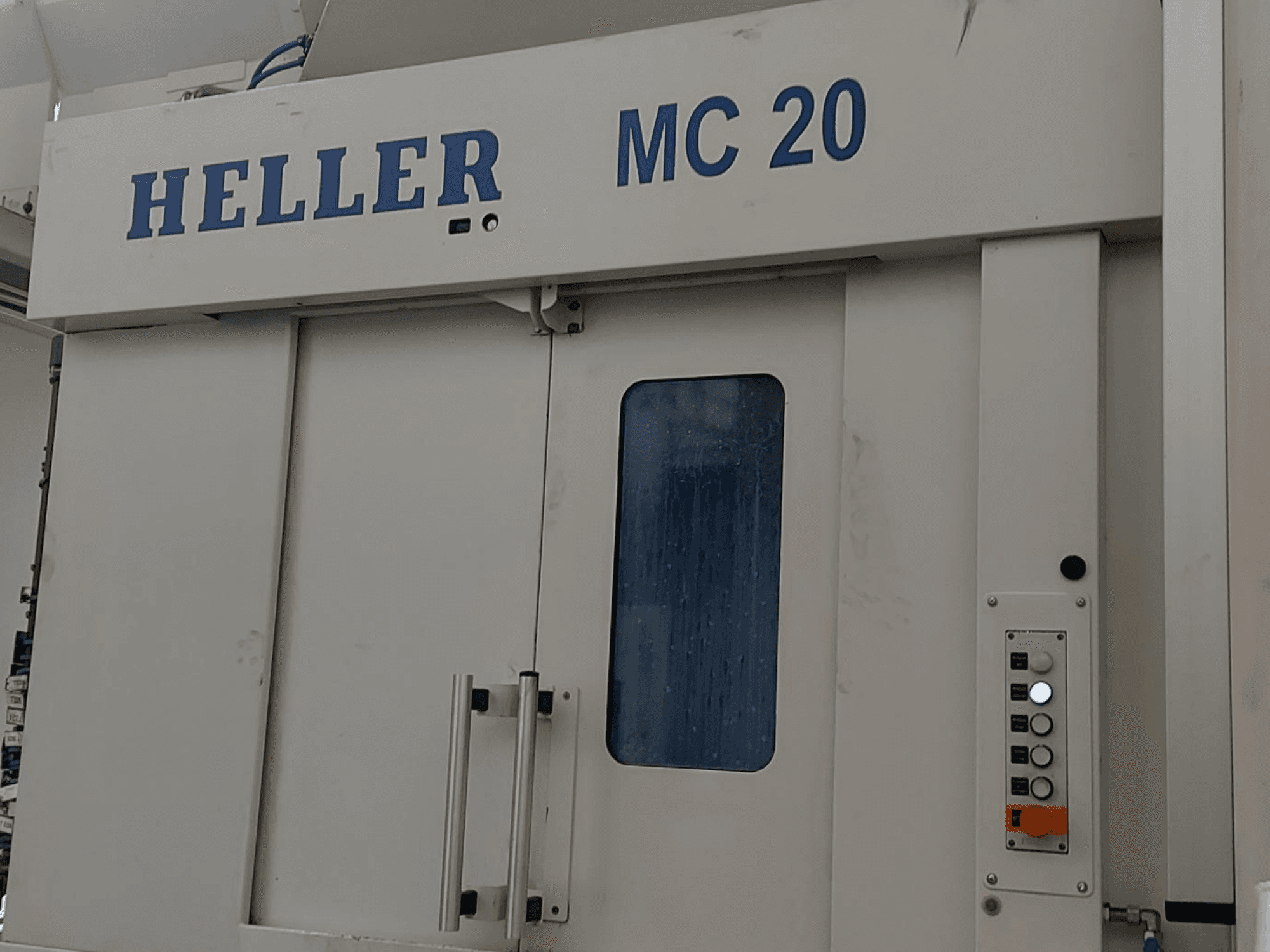 HELLER MC 20 horizontālā apstrādes centra priekšējais skats, kurā redzams vadības panelis un priekšējais logs.