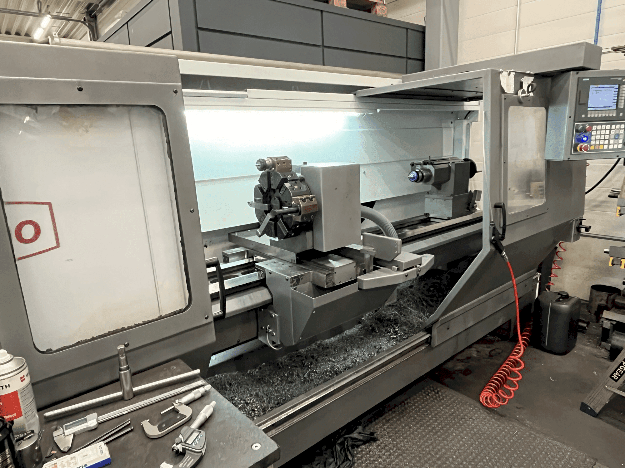 Mašīnas Pinacho SE 325/2000 pretskats