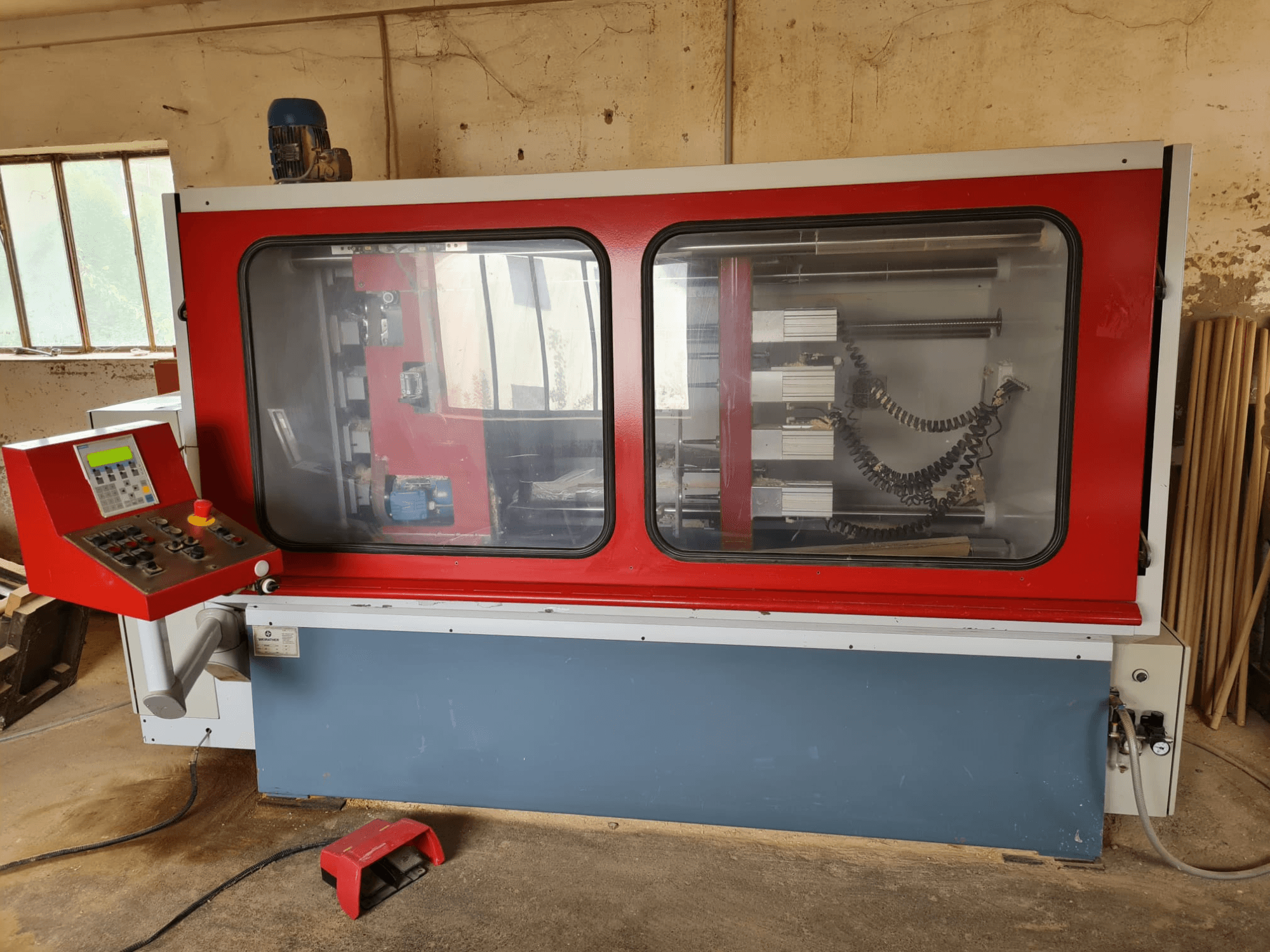 WEIRATHER KS1300/4 kokzāģētava priekšpusē, ar vadības paneli, caurspīdīgu korpusu un redzamām iekšējām detaļām.