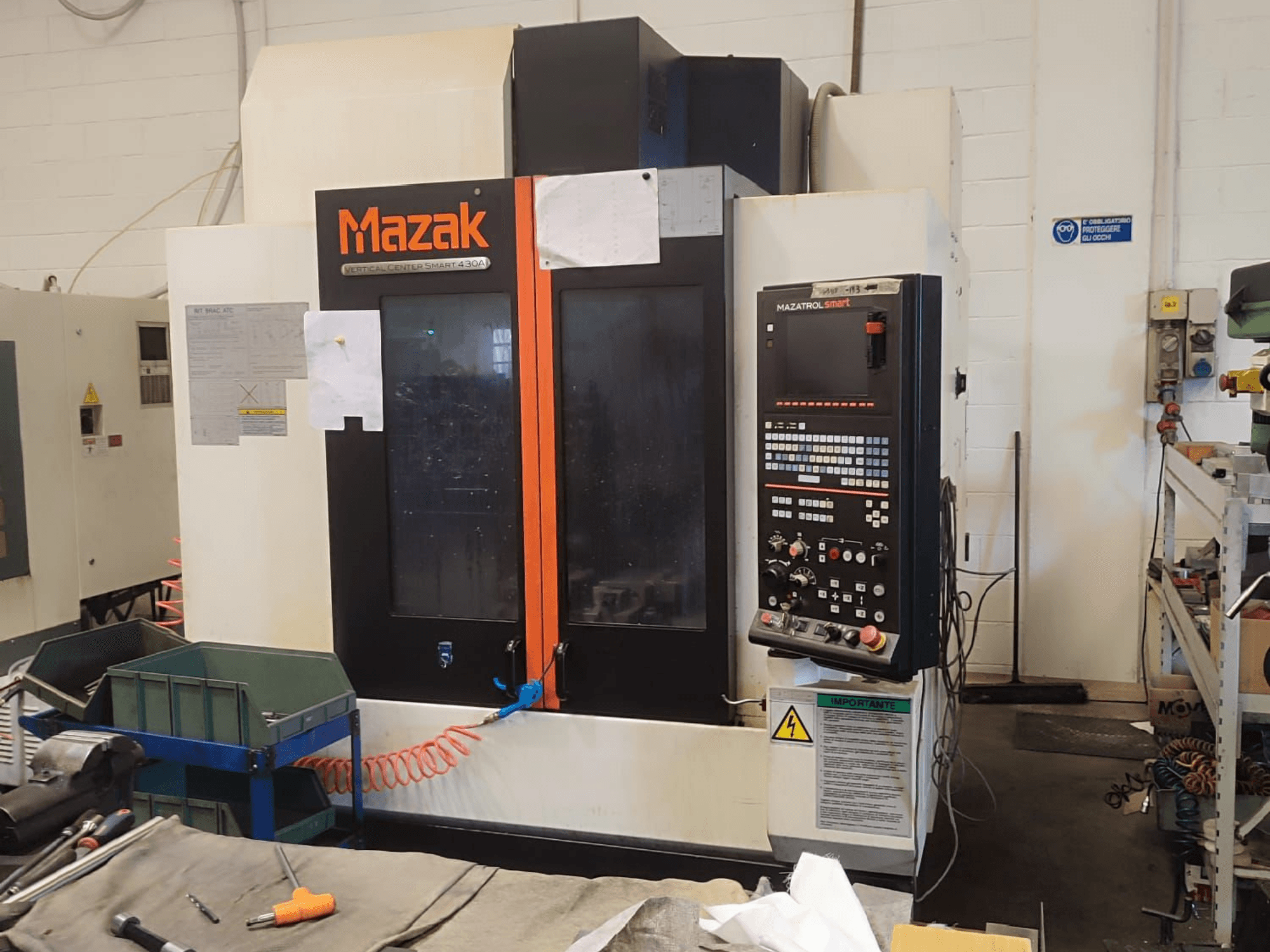 Mazak VCS 430A vertikālais apstrādes centrs, priekšējais skats, kurā redzams vadības panelis un darbības detaļas darbnīcā.