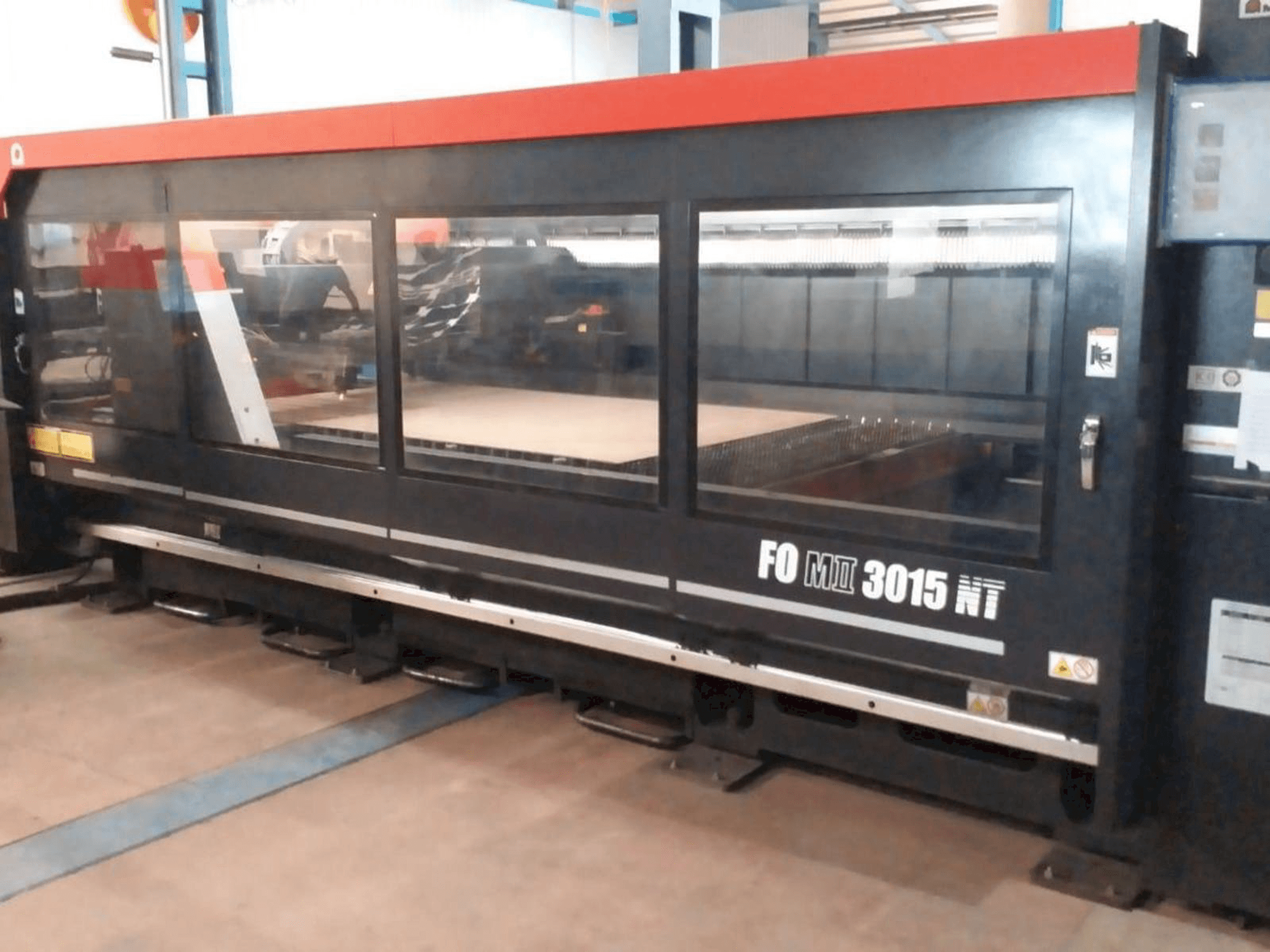 Mašīnas AMADA F0M2 3015 MT pretskats