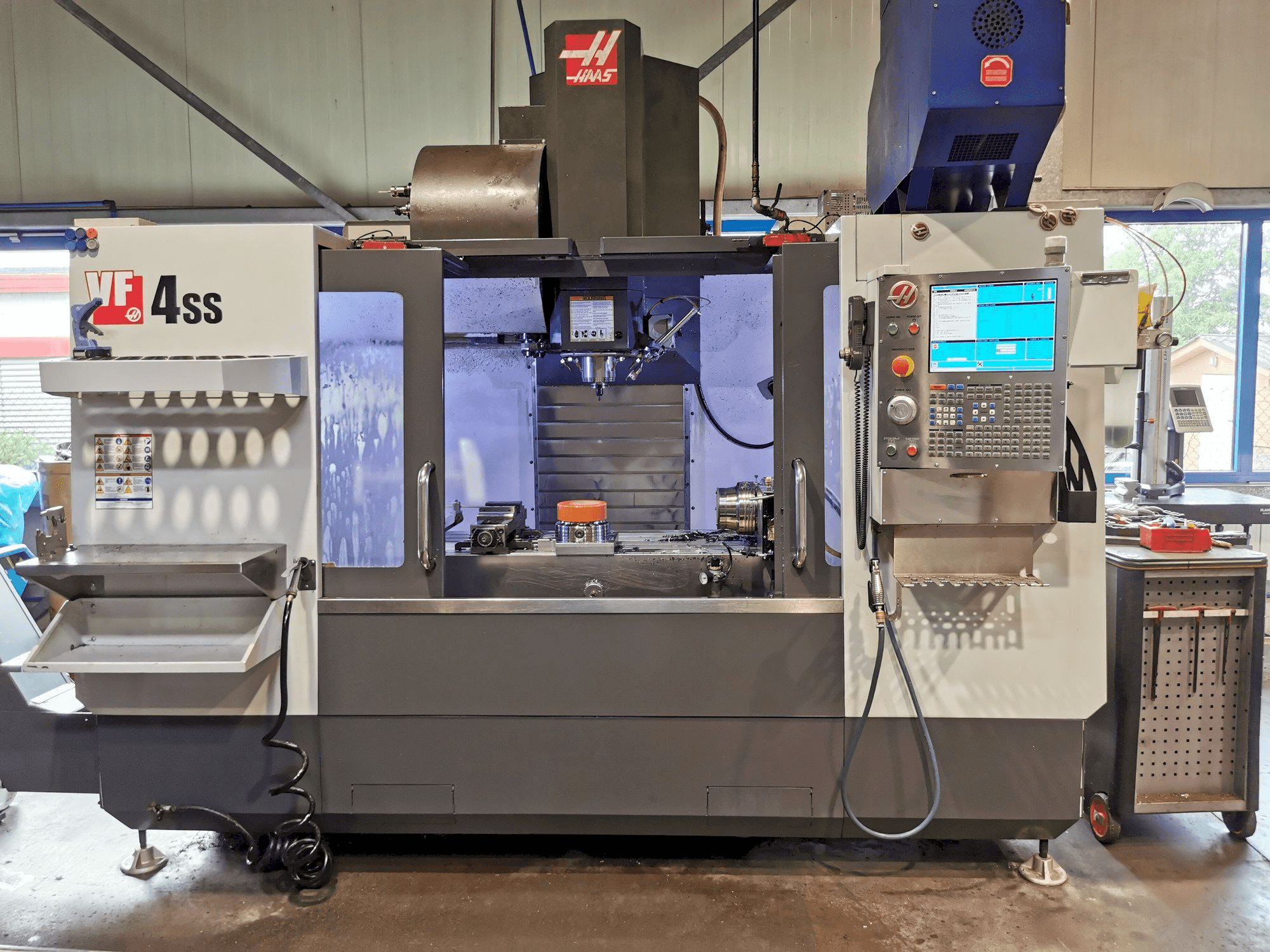 Mašīnas HAAS VF-4SS pretskats