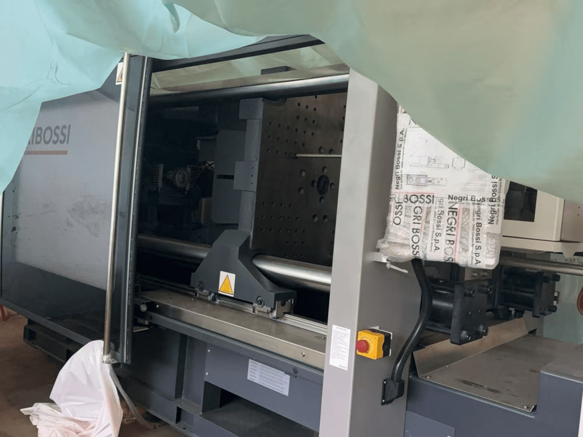 Negri Bossi NOVA e350T H1550 elektriskā iesmidzināšanas iekārta, skats no sāniem, redzamas atvērtas durvis un iekšējās sastāvdaļas.