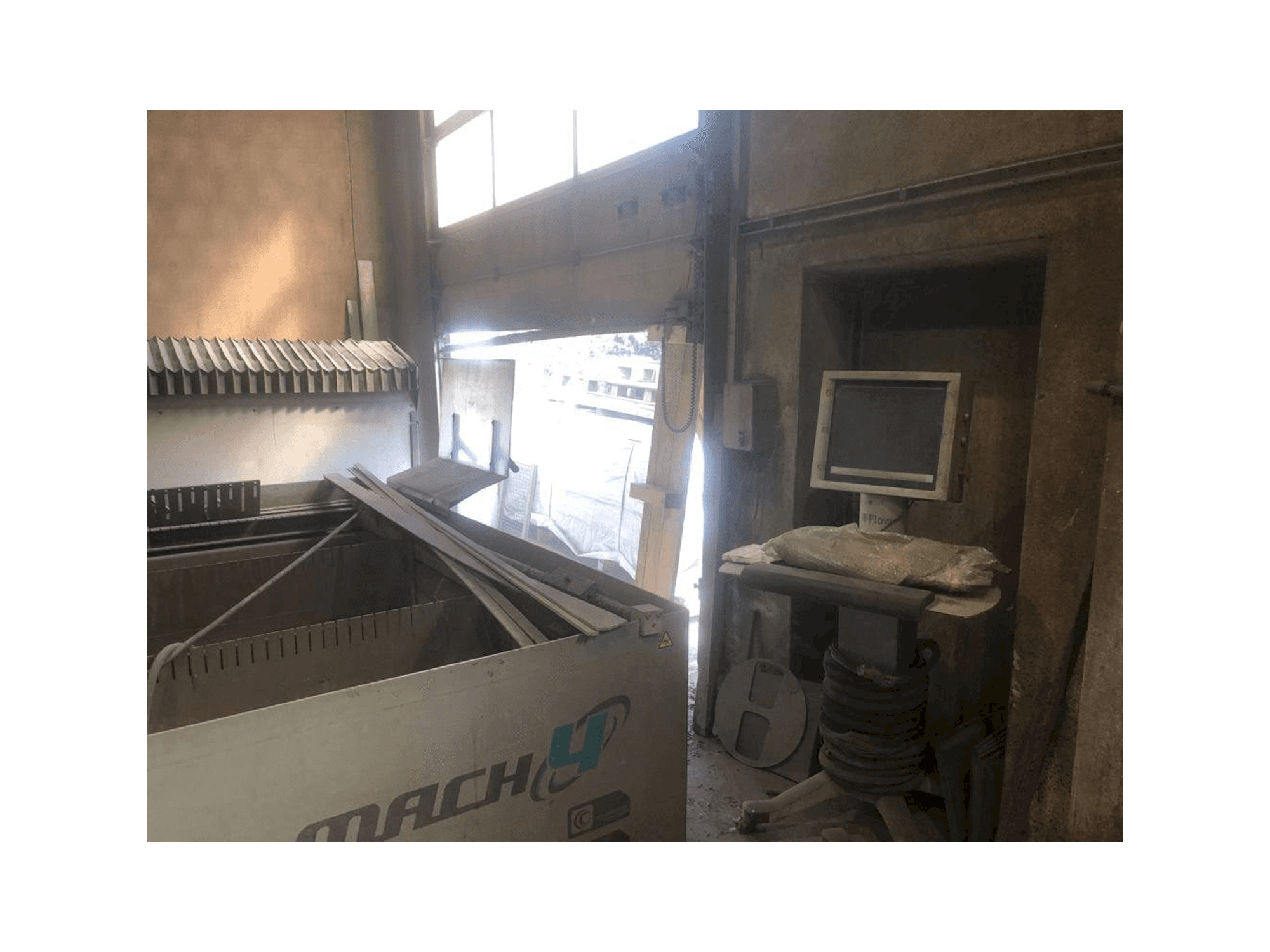 Mašīnas Flow Mach 4 3D kreisās malas skats