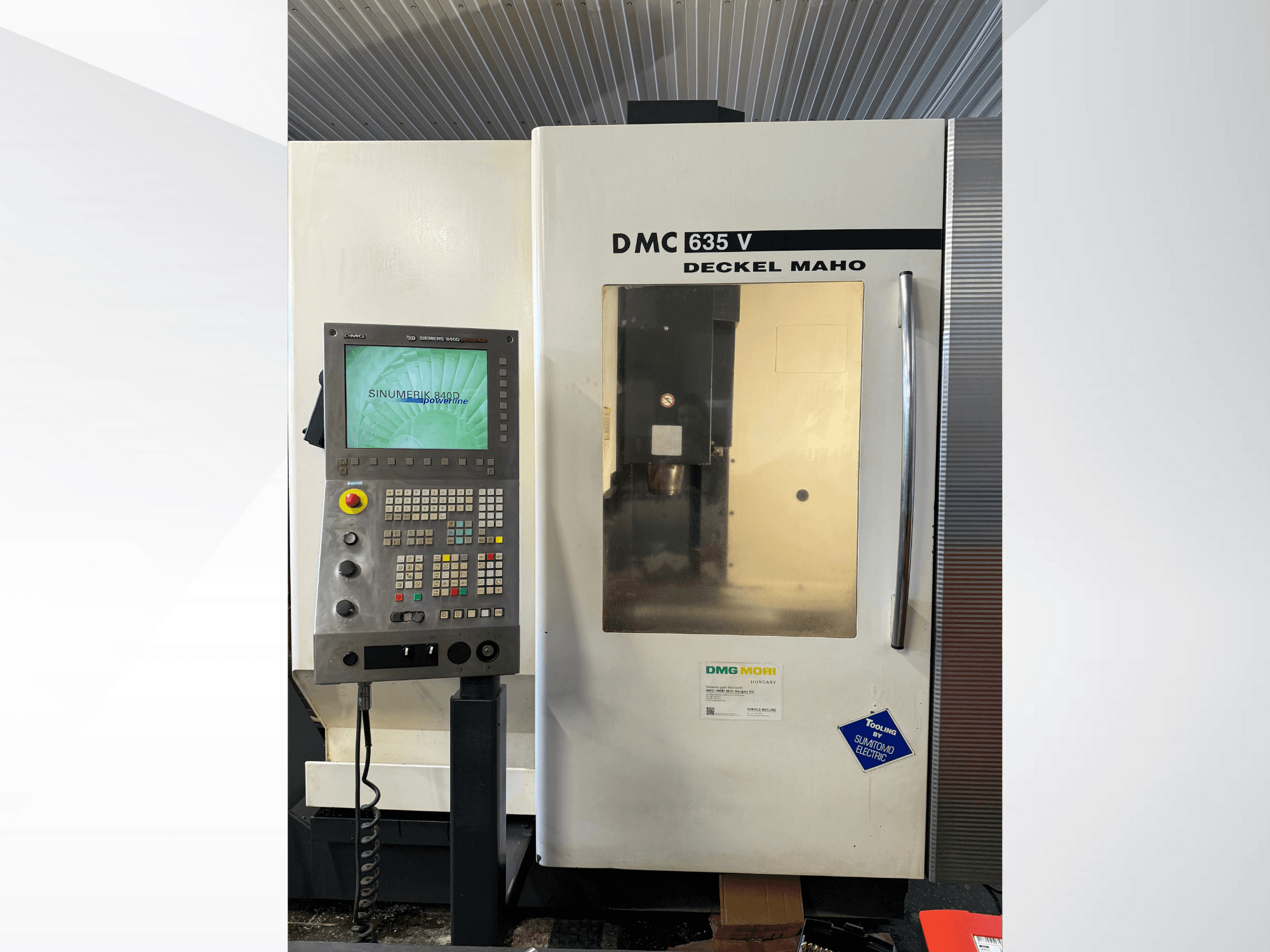 DMG Mori DMC 635 V frēzmašīna ar vadības paneli, skats no priekšpuses, ar Sinumerik displeju un dažādām vadības pogām.