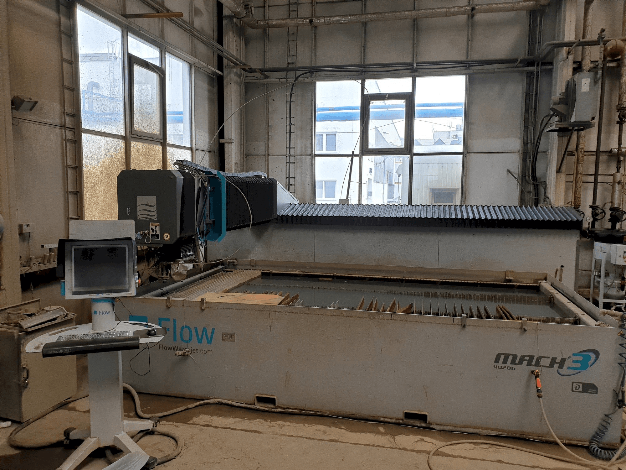 Mašīnas Flow Mach 3-4020B pretskats