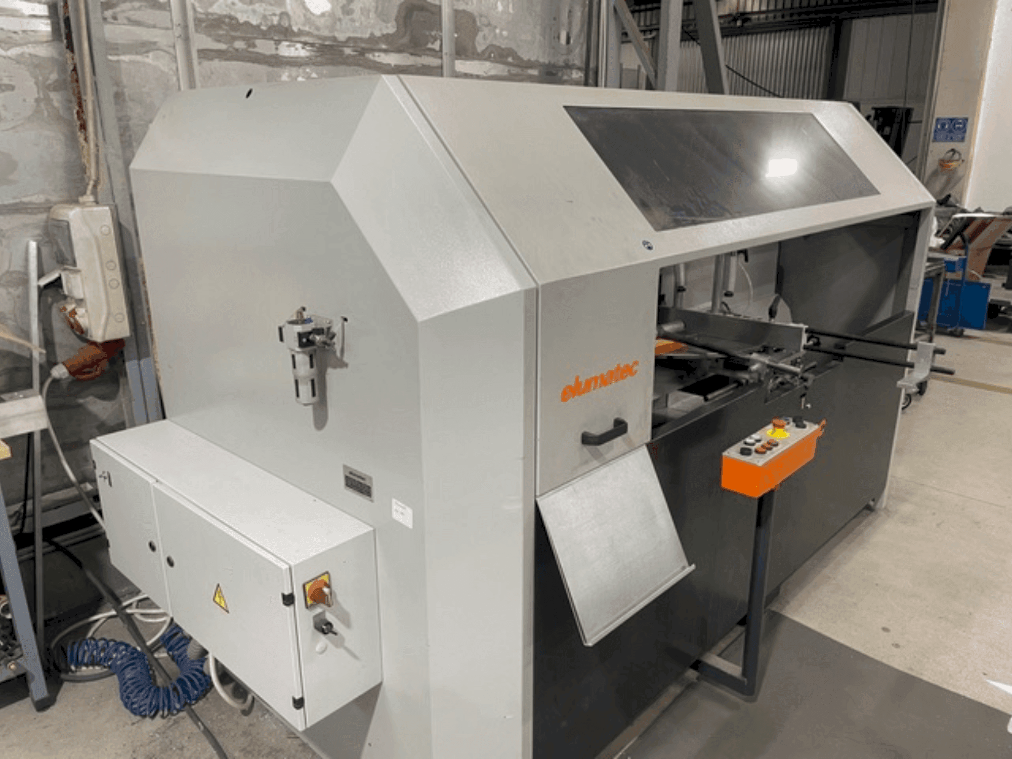 Mašīnas Elumatec AKS134/64 pretskats