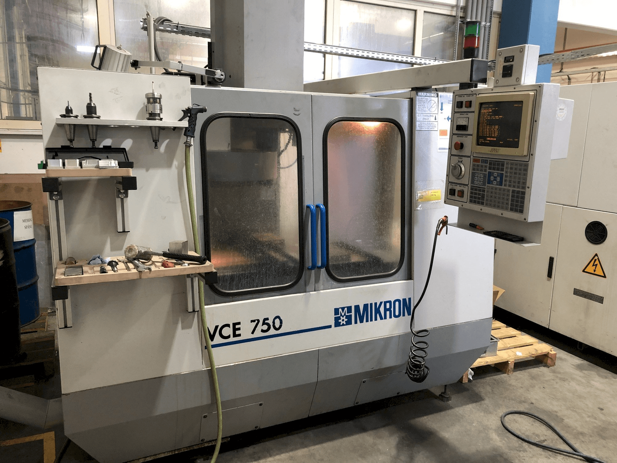 Mašīnas MIKRON VCE 750 pretskats