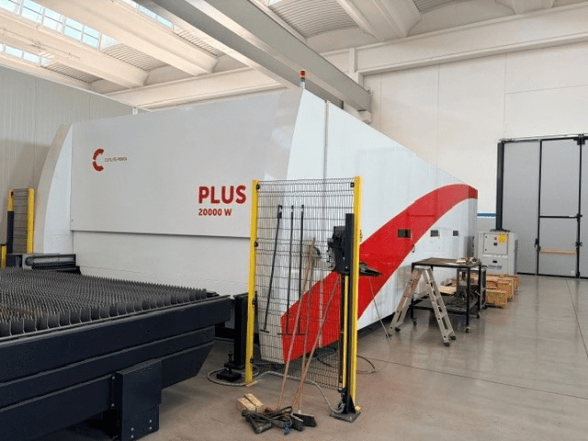 CUTLITE PENTA PLUS LM 9030 šķiedru lāzera griešanas iekārta, skats no sāniem, kurā redzama 20 000 W jauda, ar aizsargžogu un darba zonu.