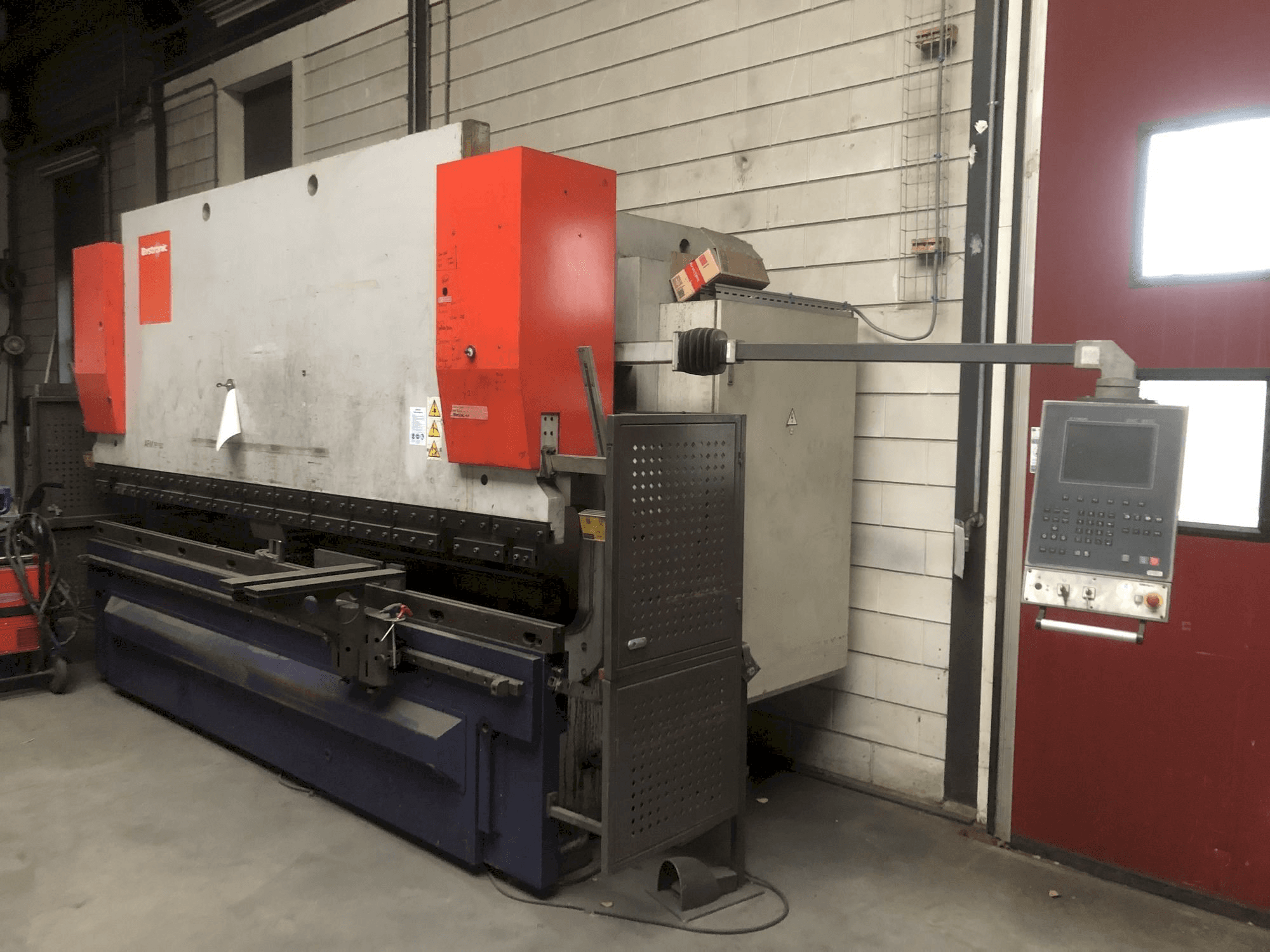 Mašīnas Bystronic EP40-160 labās malas skats