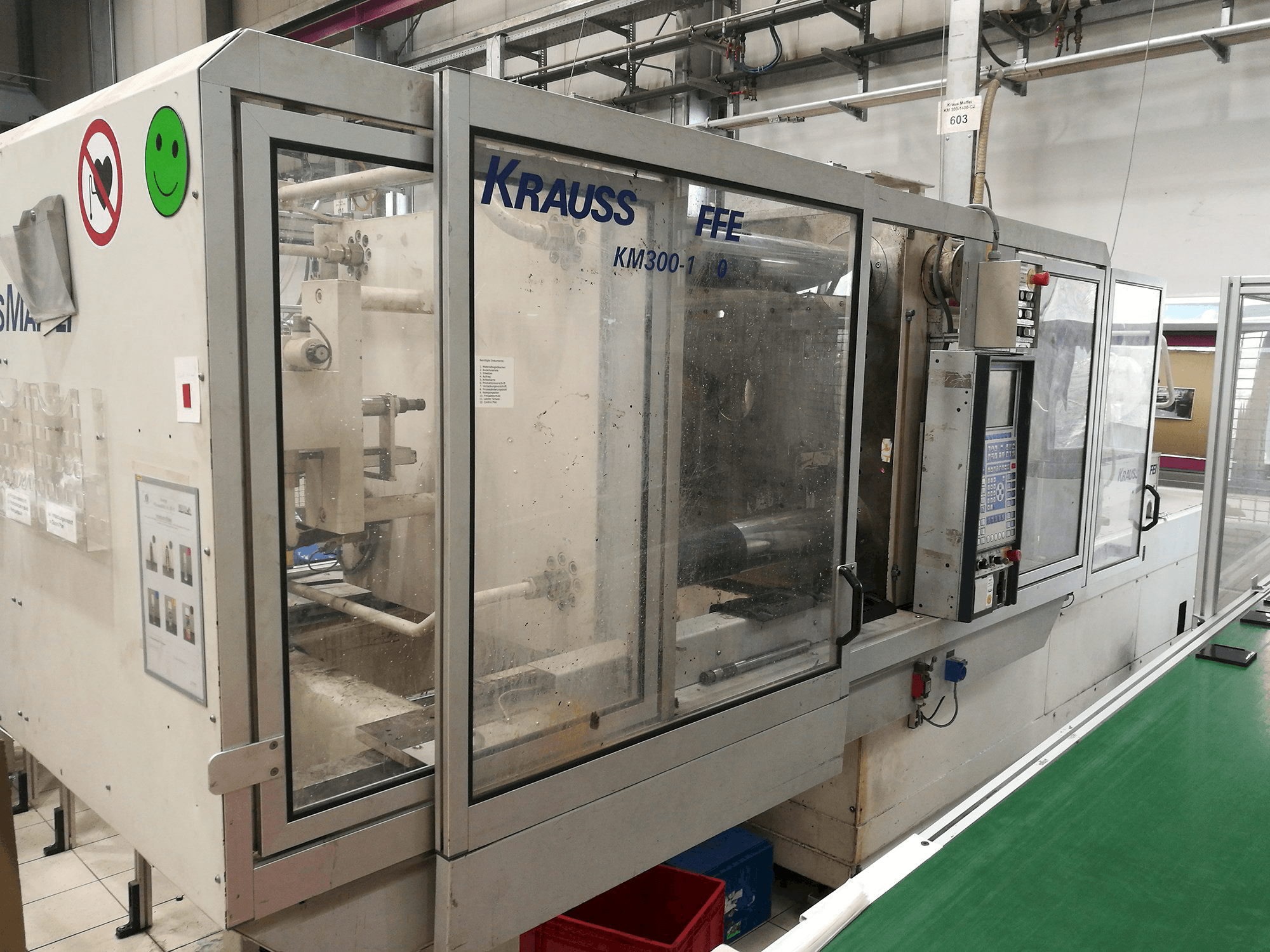 Mašīnas Krauss Maffei skats KM 300-1400 C2 no kreisās puses