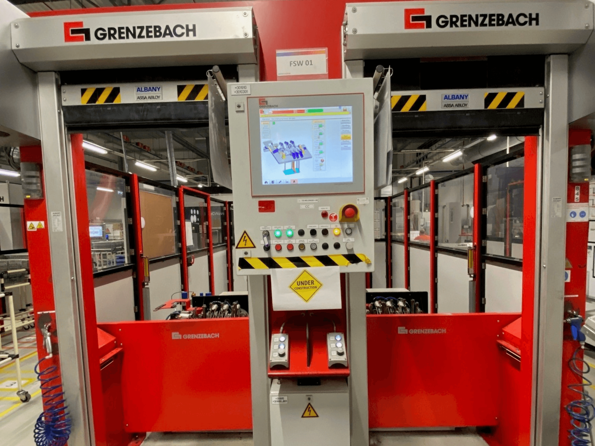 GRENZEBACH FSW GenRob 01 robota rokas priekšskats, kurā redzams vadības panelis ar skārienjūtīgo ekrānu un dažādām darbības pogām.