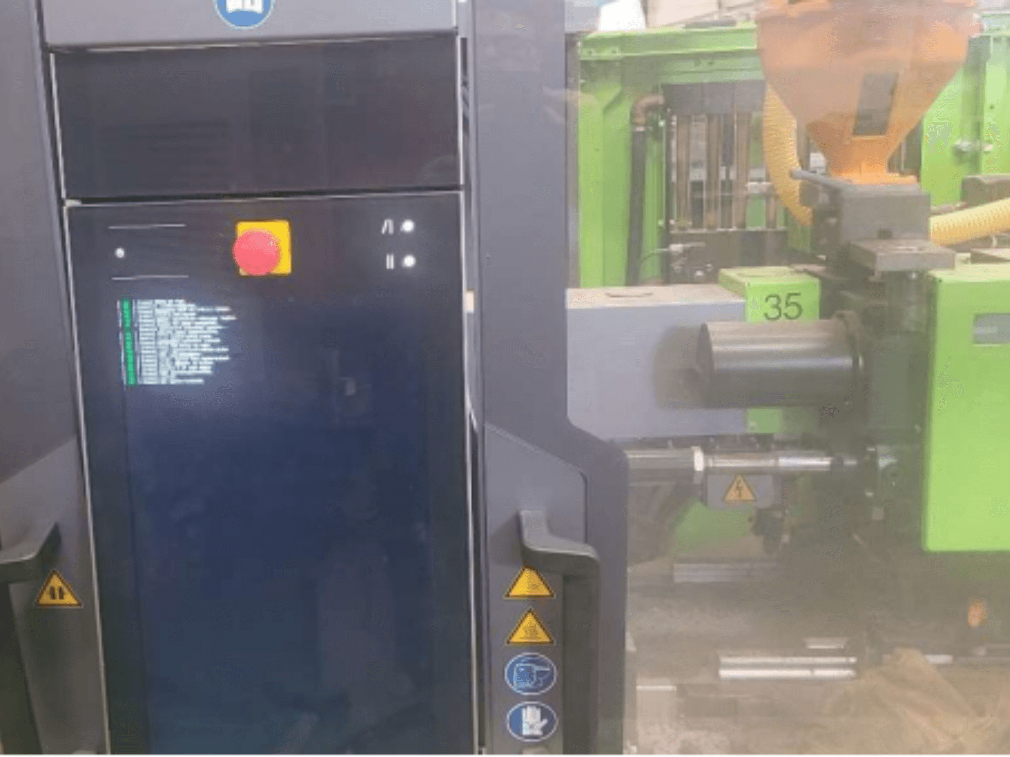 Engel Victory 320/80 spex hidrauliskā iesmidzināšanas iekārta, priekšējais skats, kurā redzams vadības panelis un zaļais iesmidzināšanas bloks.