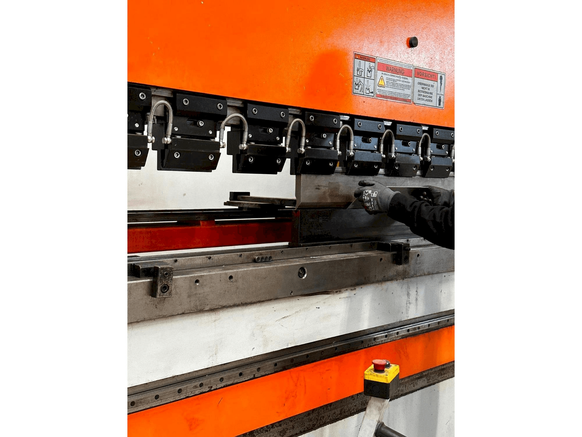 Mašīnas ERMAKSAN SPEED-BEND PRO 51000 X 400 kreisās malas skats