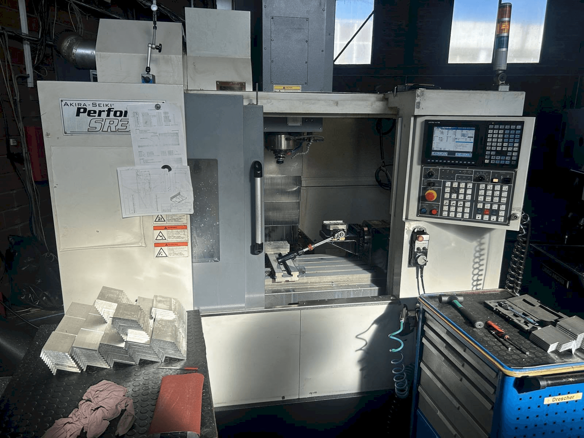 Mašīnas Akira Seiki SR3AXP pretskats