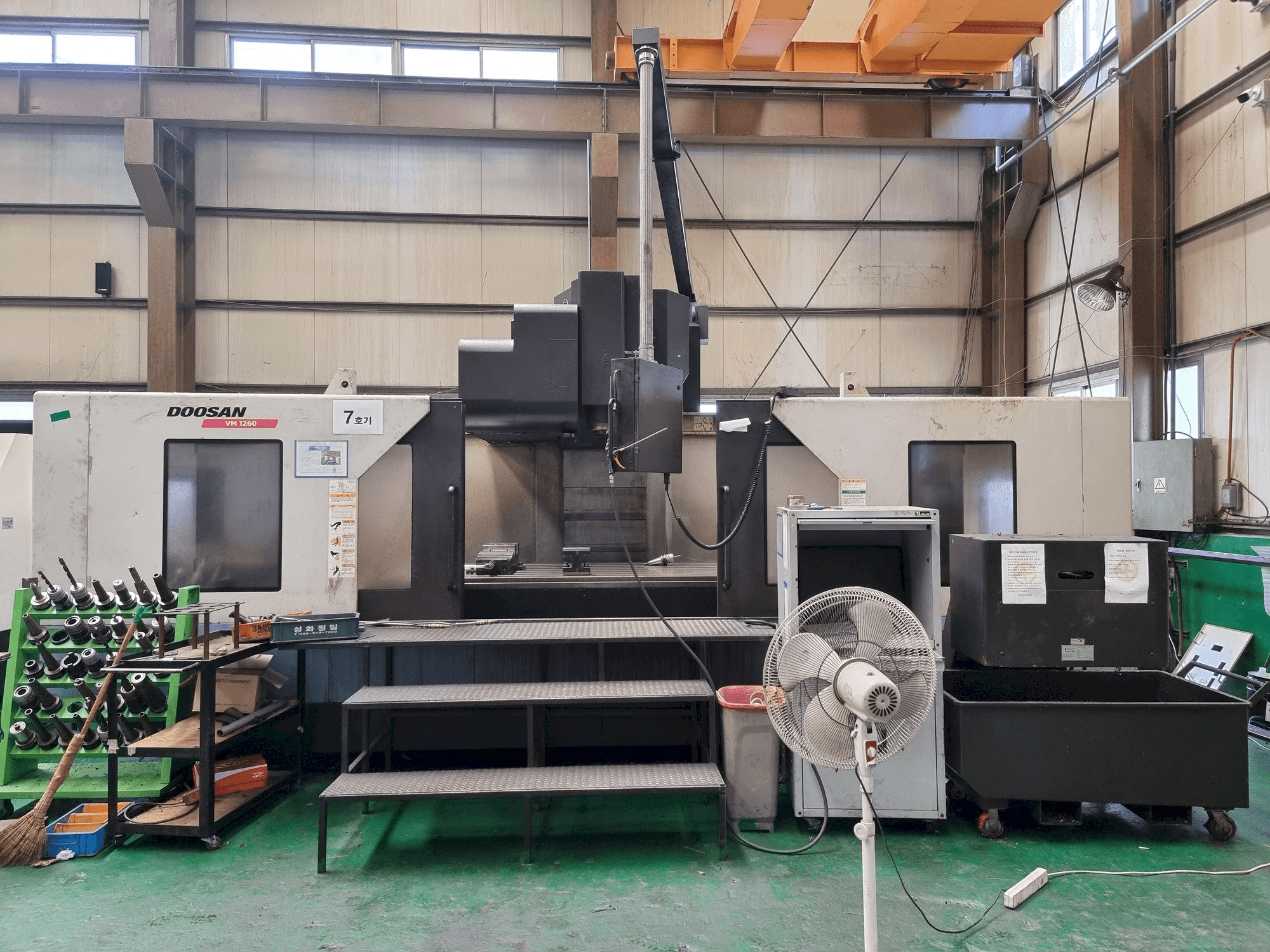 Mašīnas Doosan VM1260 pretskats