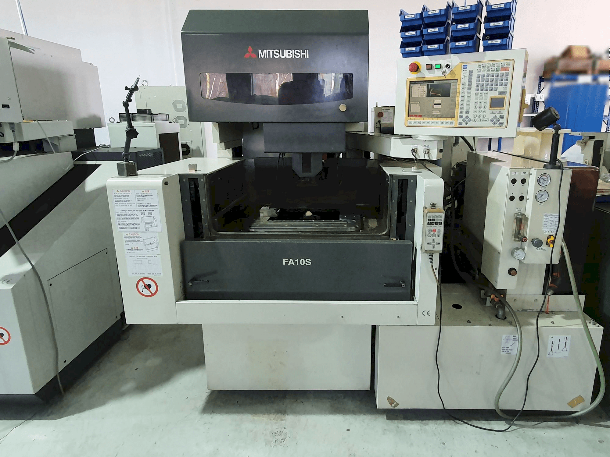 Mašīnas Mitsubishi FA10SM pretskats