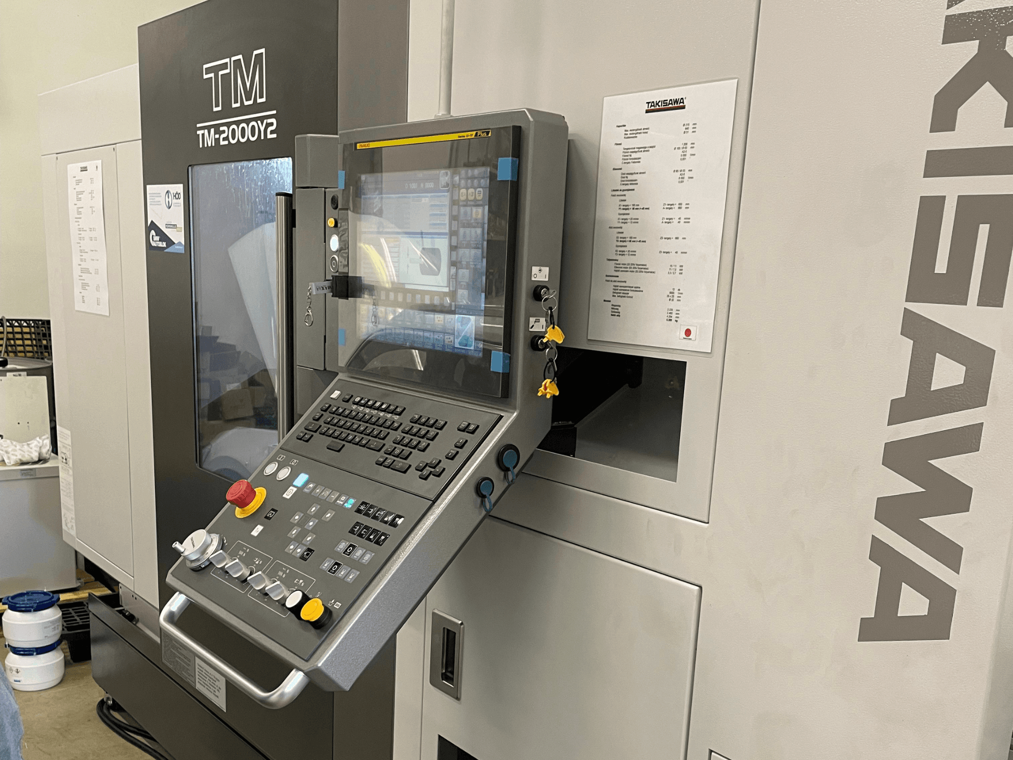 Takisawa TM-2000Y2 horizontālās virpošanas mašīnas vadības panelis priekšpusē ar digitālo displeju un vadības pogām.