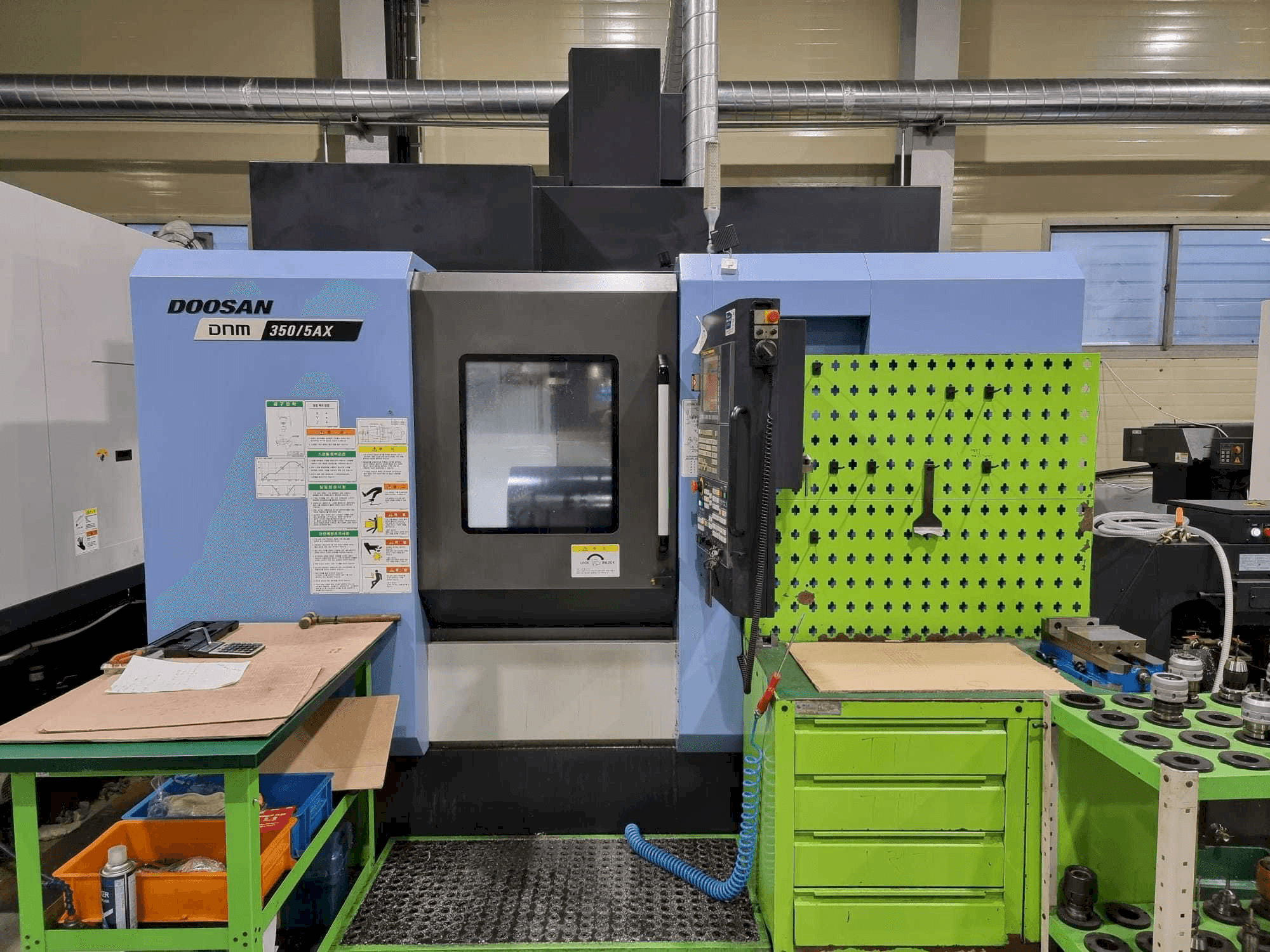 Mašīnas Doosan DNM350/5AX pretskats