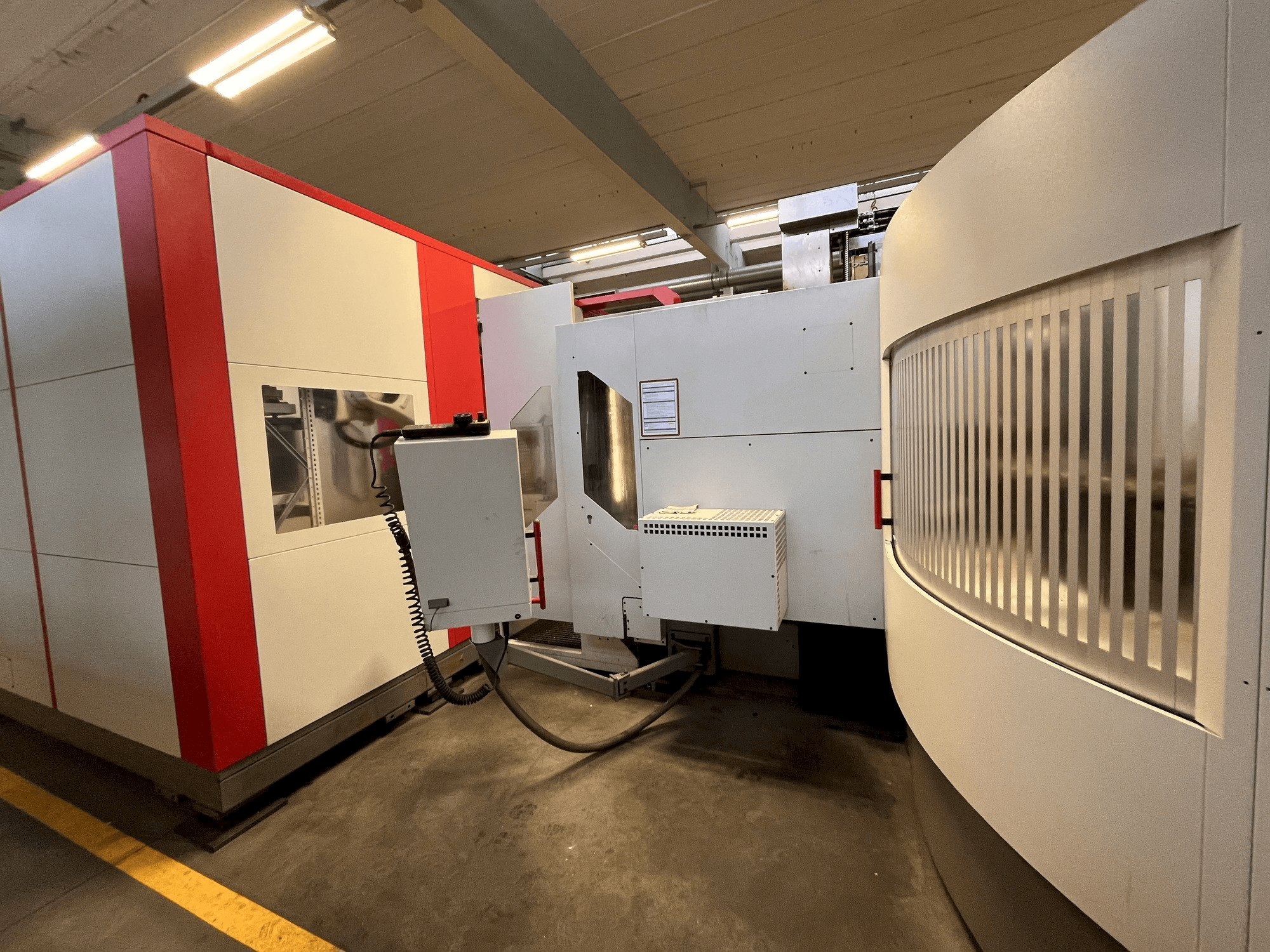 Mašīnas HERMLE RS1 Robot System kreisās malas skats