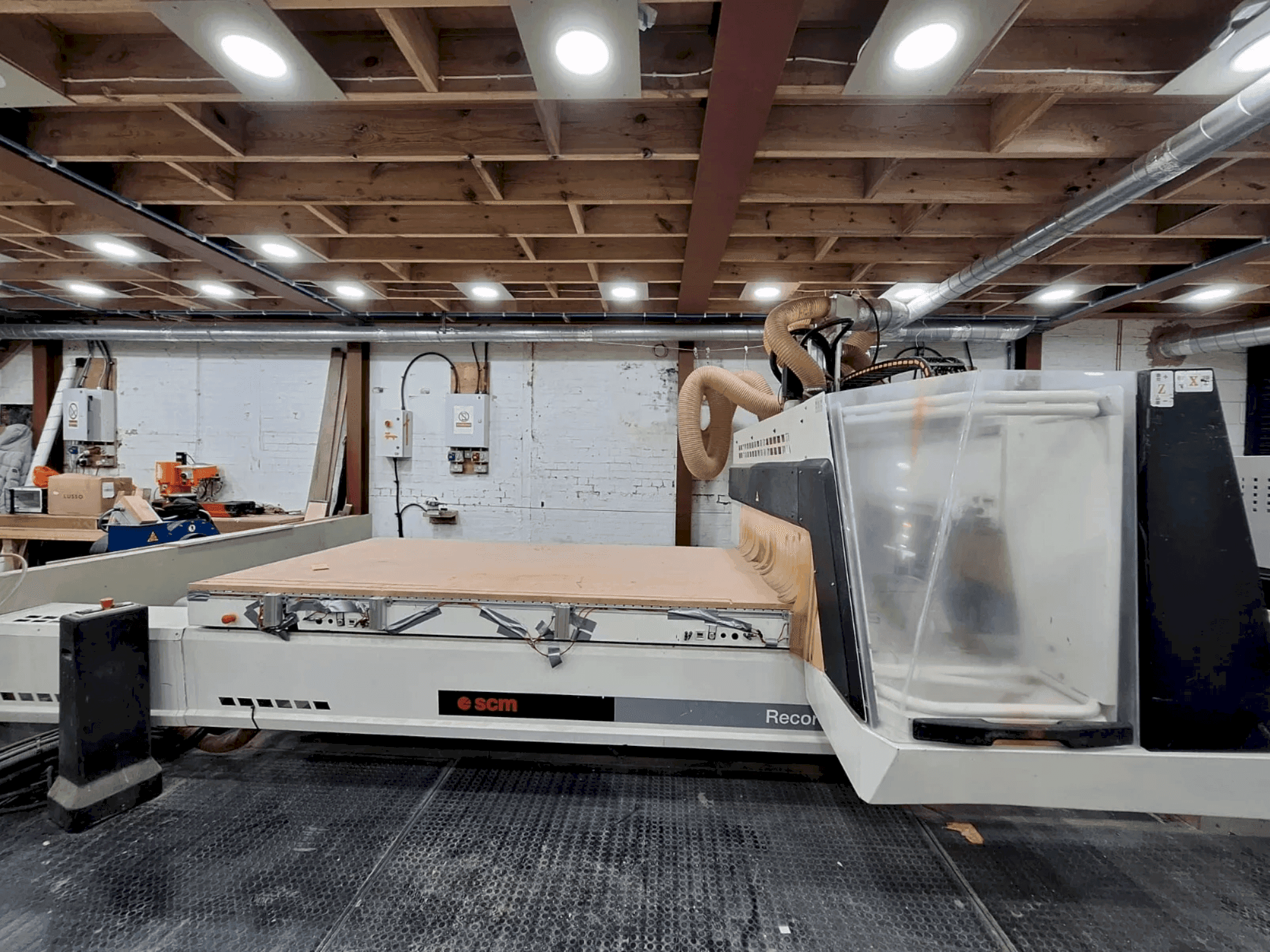 Mašīnas SCM Record 125 N pretskats